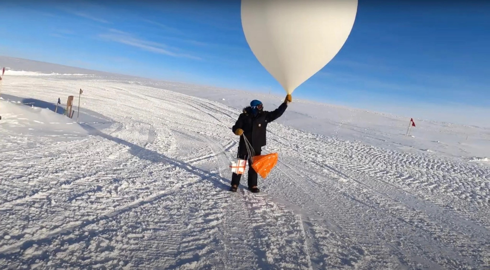 Un científico lanza un globo meteorológico que transporta una sonda de ozono desde la Estación del Polo Sur en marzo de 2021. Créditos: Laboratorio de Monitoreo Global de la NOAA