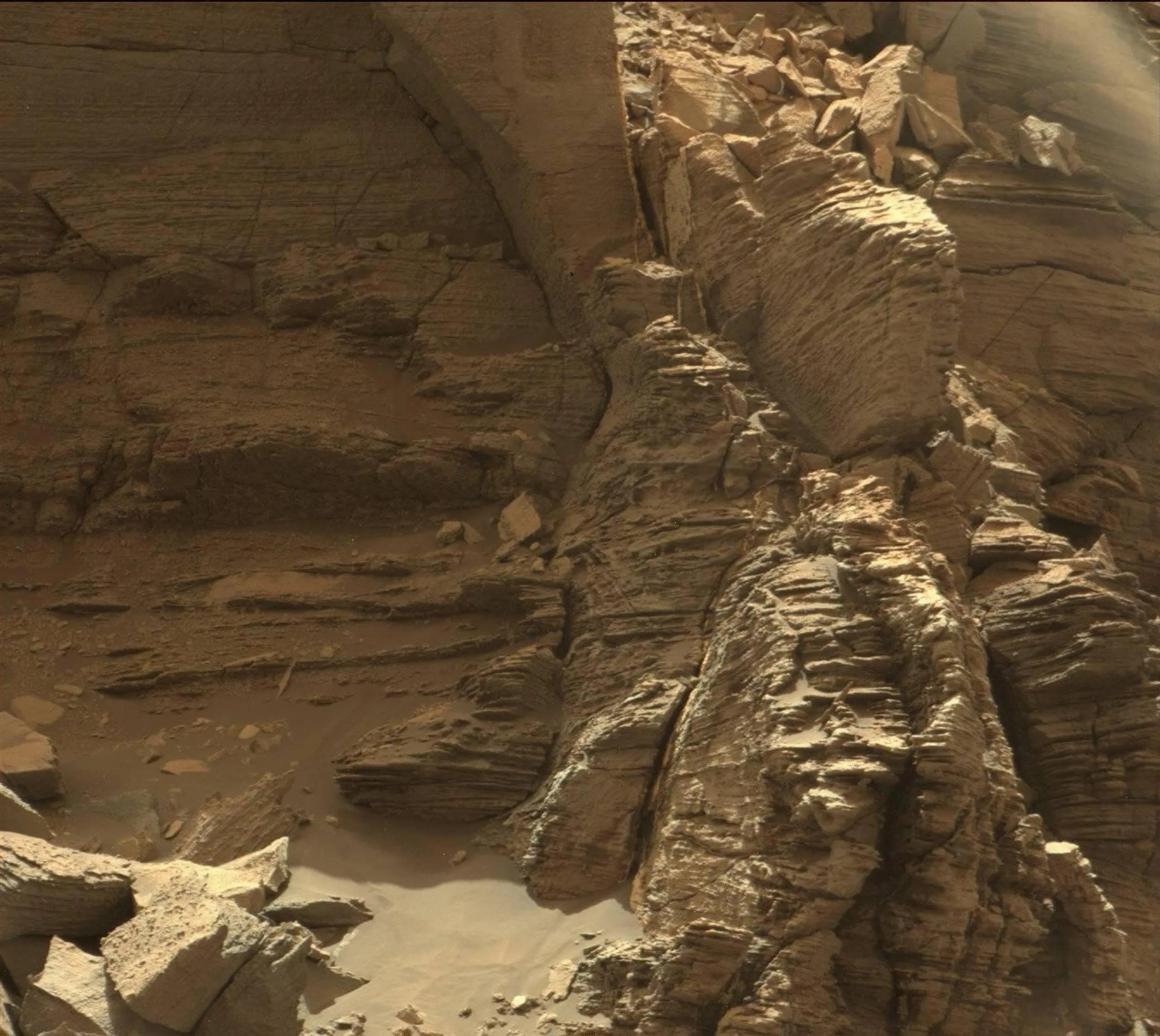 El rover Curiosity Mars de la NASA usó su Mast Camera, o Mastcam, para capturar esta imagen de un afloramiento con rocas finamente estratificadas dentro de la región de