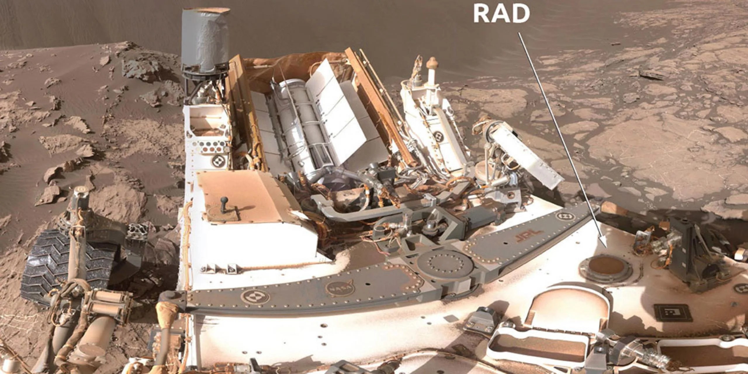 La parte superior del Detector de evaluación de radiación se puede ver en la cubierta del rover Curiosity Mars de la NASA. Créditos: NASA / JPL-Caltech / MSSS