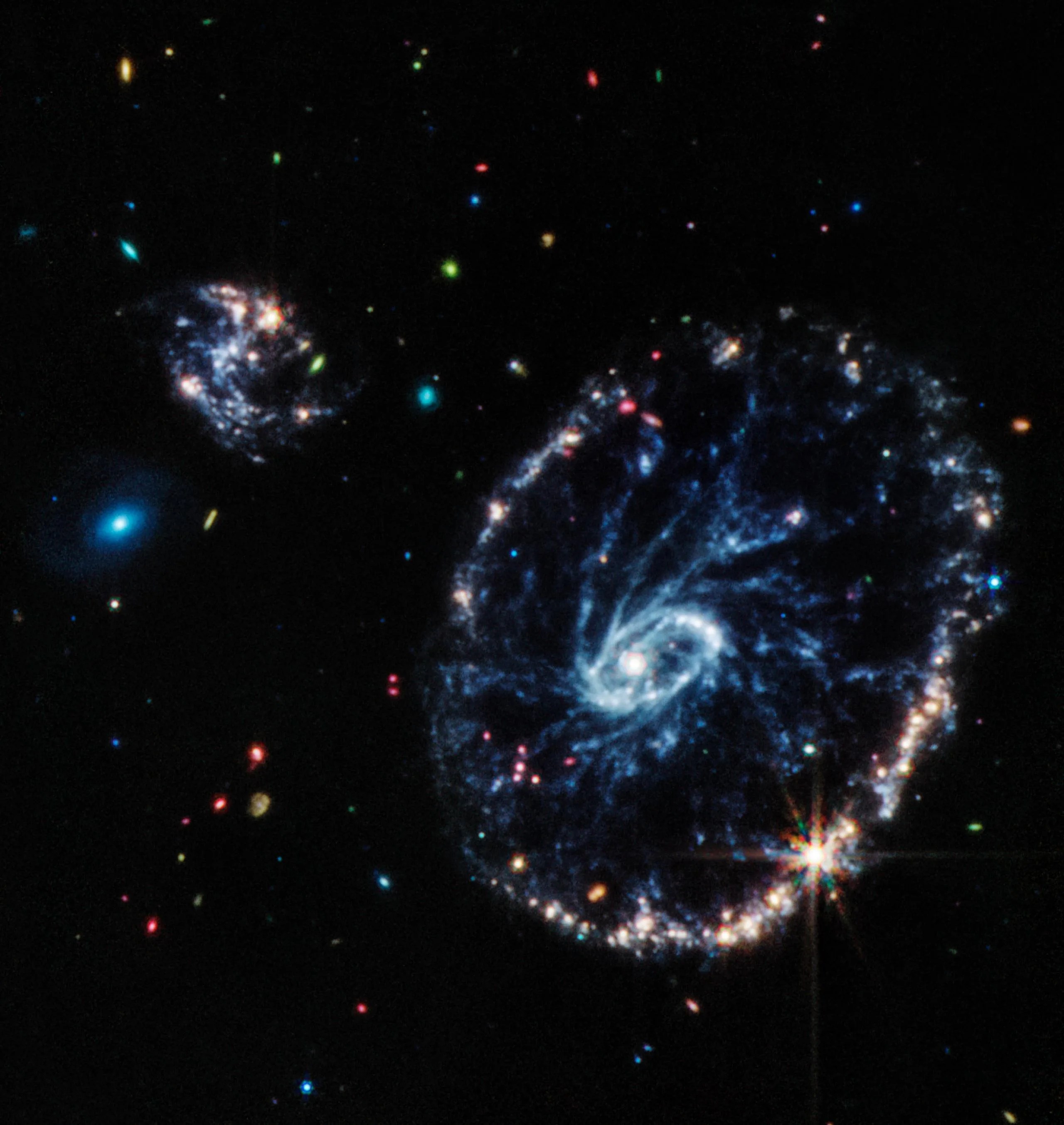 Galaxia Rueda de Carro captada por el instrumento MIRI del telescopio espacial James Webb.