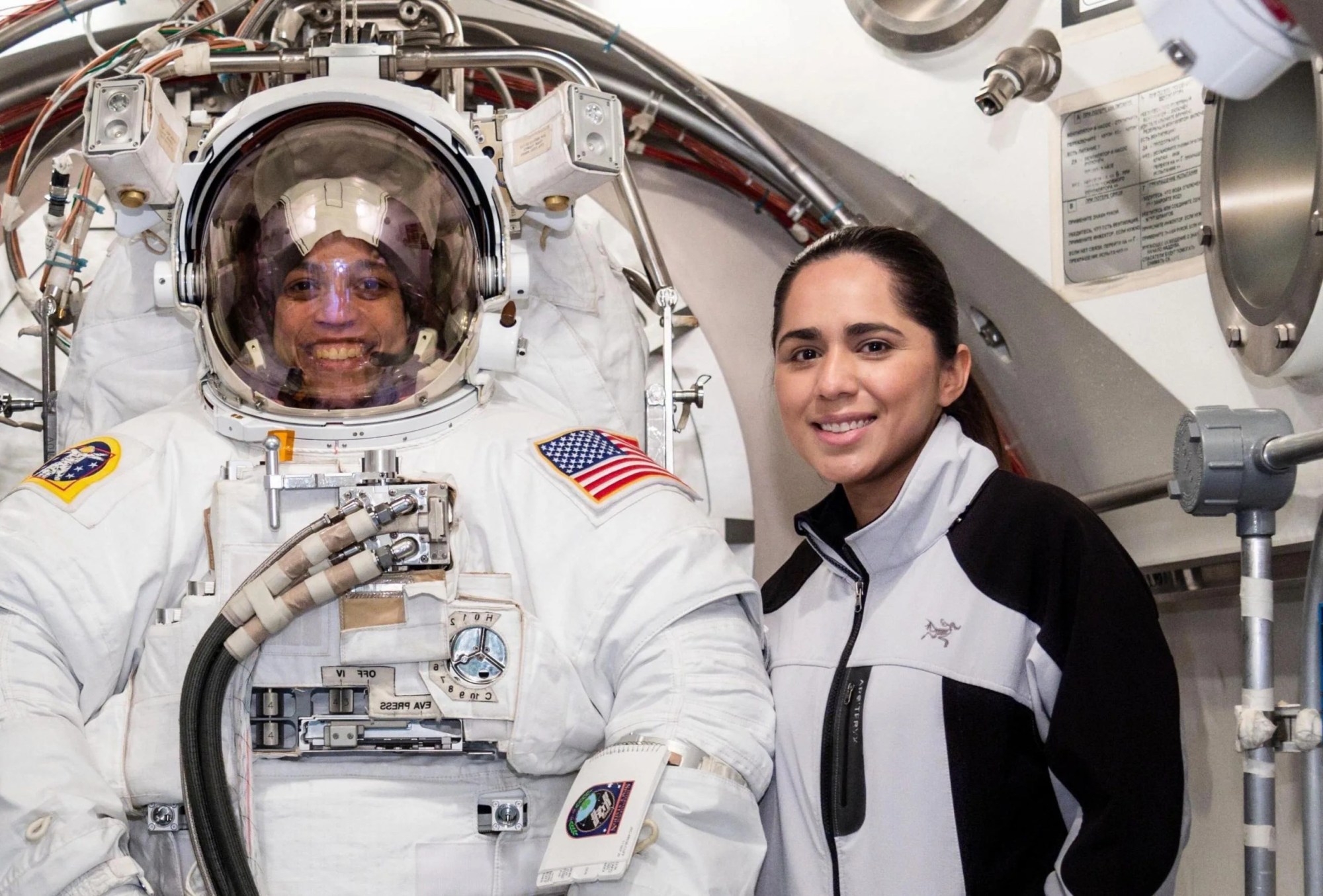 La ingeniera Belinda Esparza Estrada posa junto a la astronauta de la NASA Jessica Watkins 
