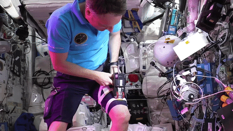 video de un astronauta trabajando con un experimento de bioimpresión