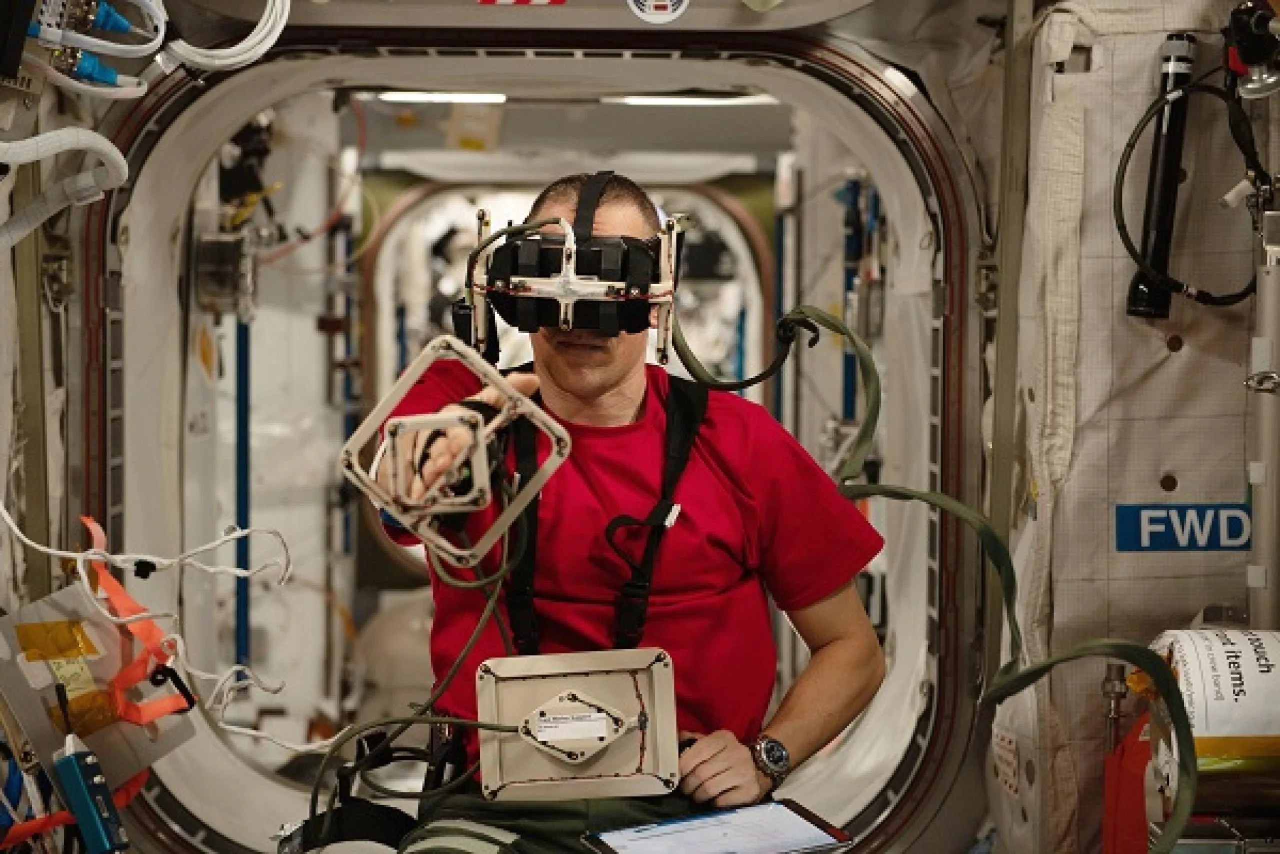 imagen de un astronauta trabajando con un experimento