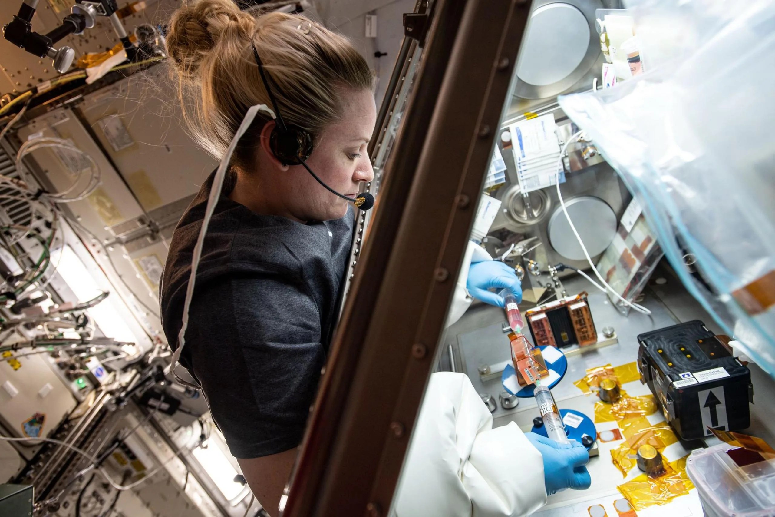 imagen de una astronauta trabajando en el estudio Cardinal Heart