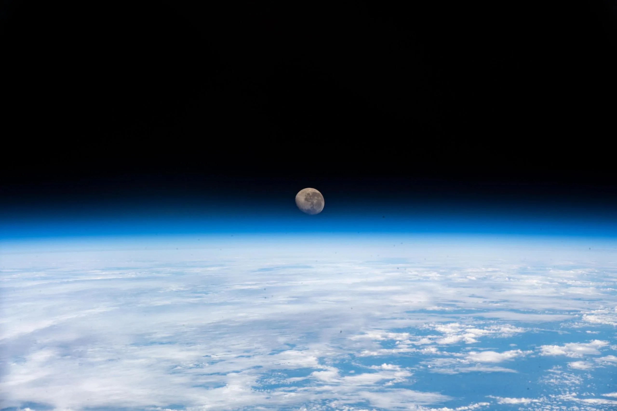 imagen de la luna como visto desde la estación espacial sobre el horizonte de la Tierra