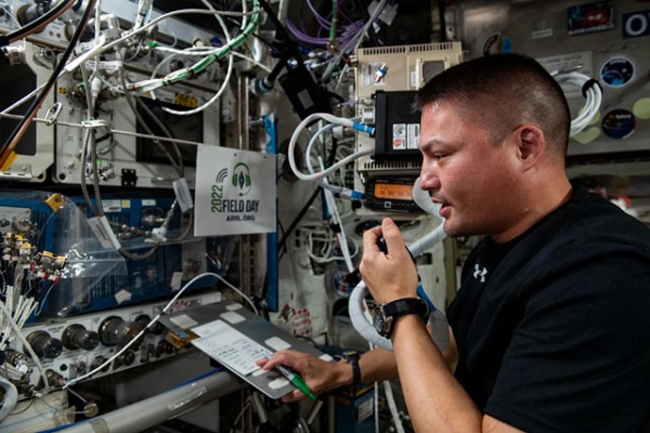 imagen de un astronauta hablando con radioaficionados durante un evento
