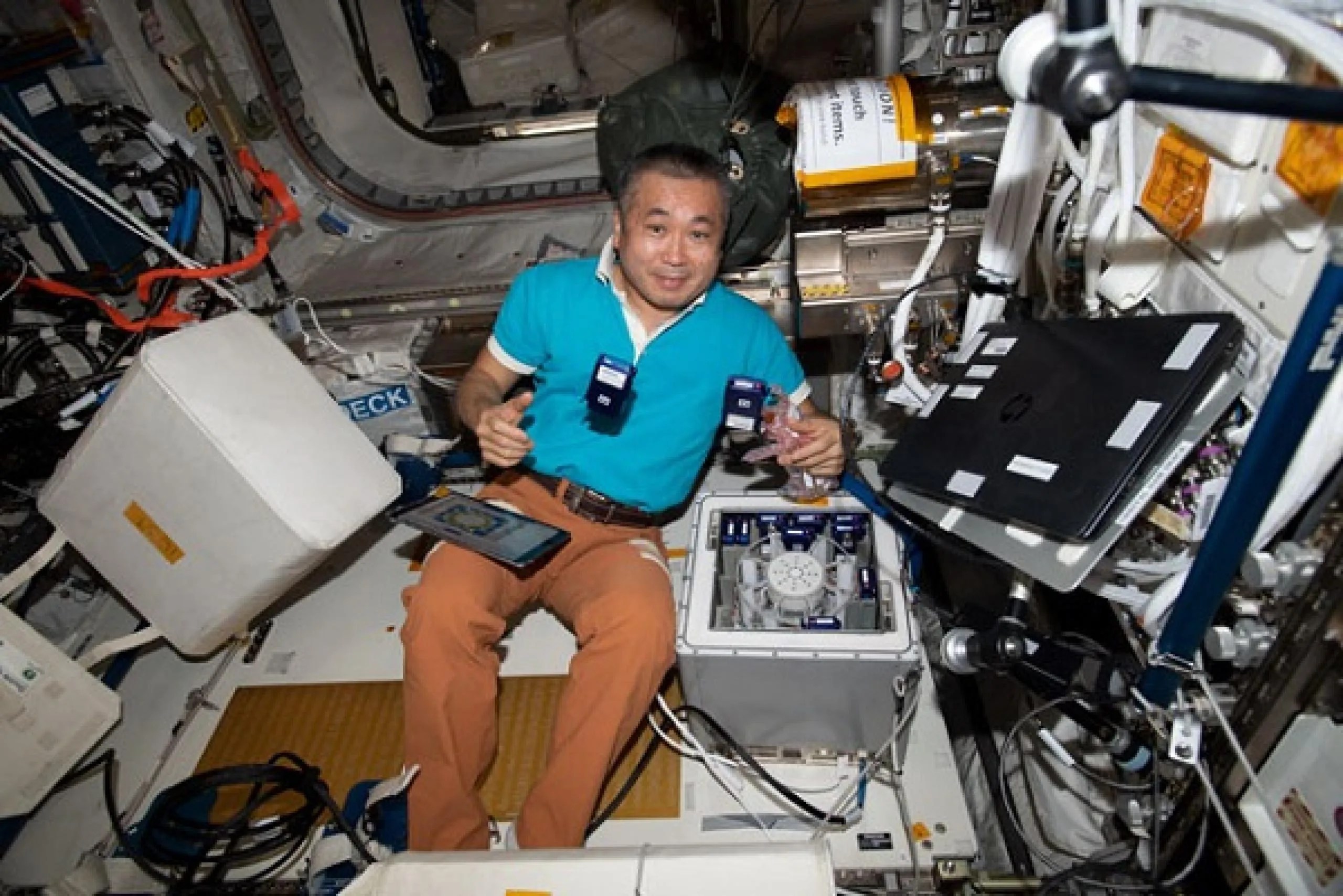 imagen de un astronauta preparando hardware para una investigación