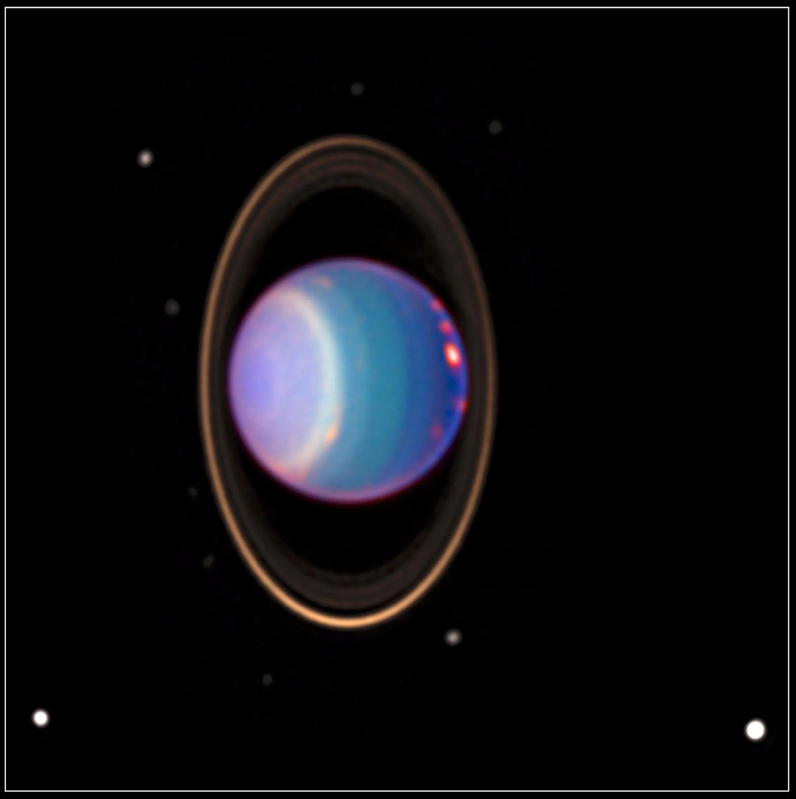 Urano está rodeado de sus cuatro anillos principales y 10 de sus 27 lunas conocidas en esta vista con color añadido que emplea datos tomados por el telescopio espacial Hubble en 1998. Una investigación que presenta nuevos modelos muestra que cuatro de las grandes lunas de Urano probablemente contengan océanos internos.  Crédito: NASA/JPL/STScI