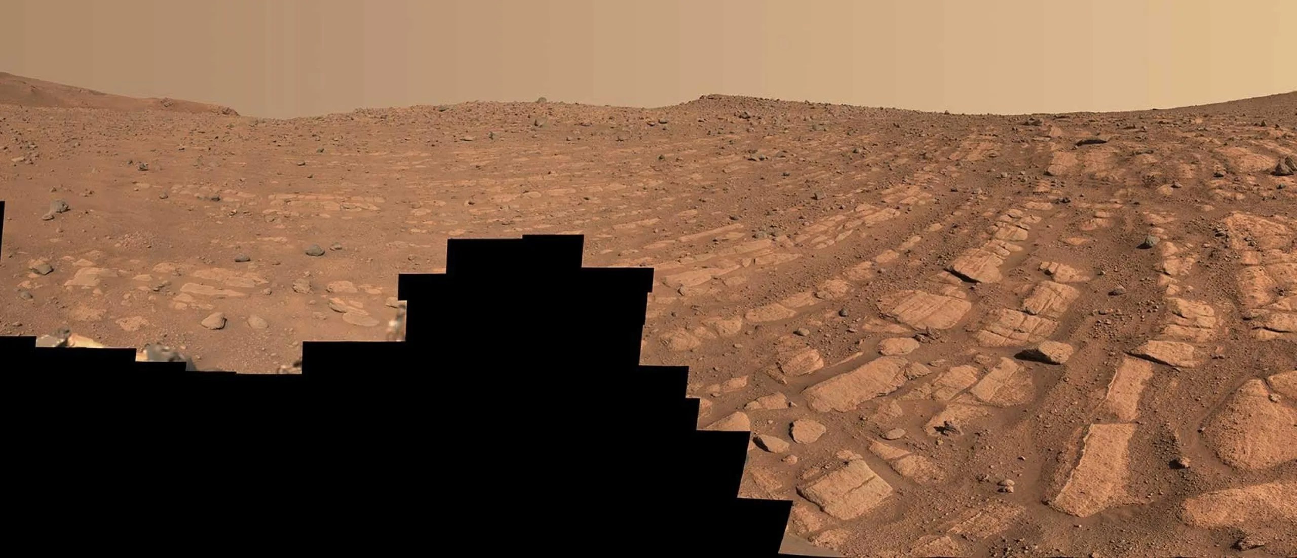 Perseverance, el vehículo explorador de la NASA en Marte, captó esta escena en un lugar apodado “Skrinkle Haven” (Refugio de Skrinkle) entre el 28 de febrero y el 9 de marzo de 2023. La imagen muestra bandas de rocas de color cobrizo que podrían haberse formado por un río muy rápido y profundo: la primera evidencia de este tipo ha sido hallada en Marte.