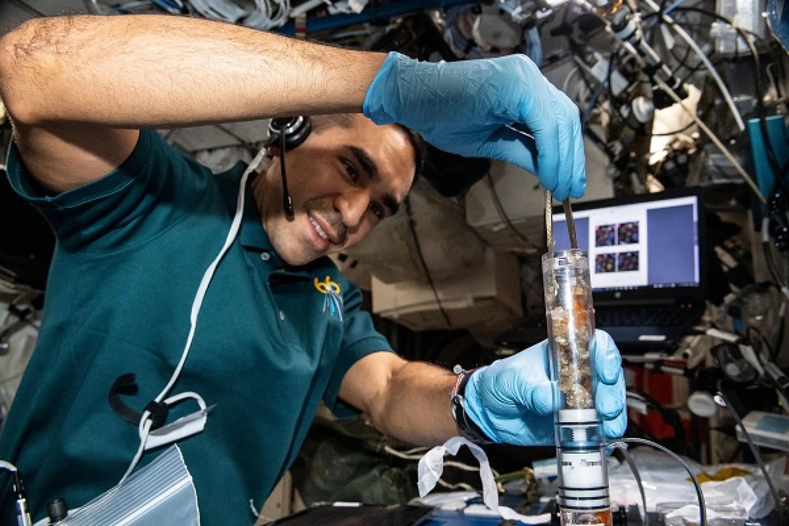 imagen de un astronauta procesando las muestras de un experimento