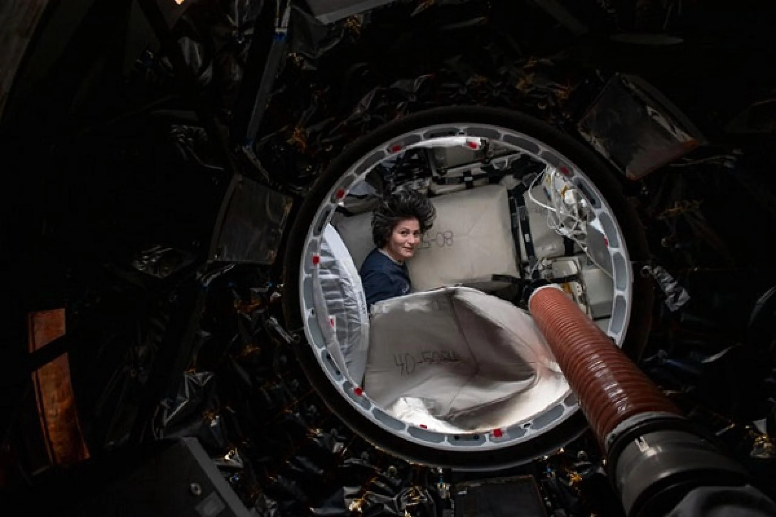 imagen de una astronauta preparando muestras para el regreso a la Tierra