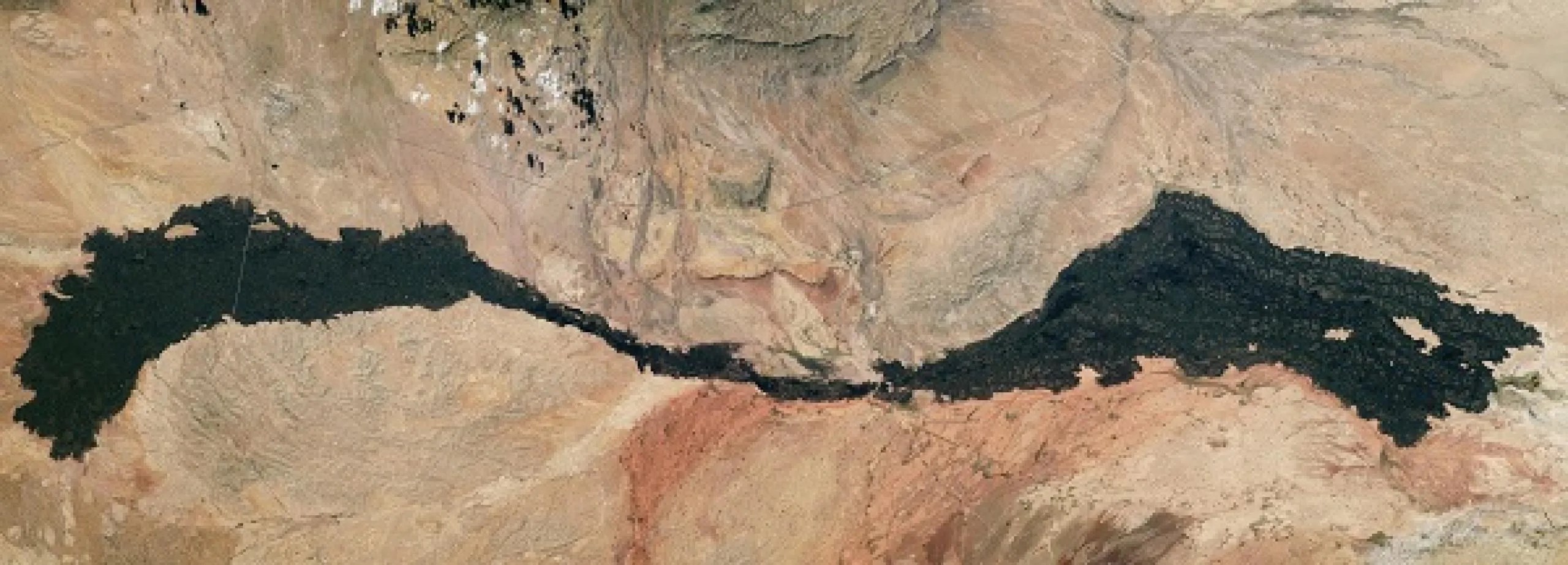 una secuencia de fotos de Carrizozo Malpaís, mostrando una erupción que tuvo décadas de duración