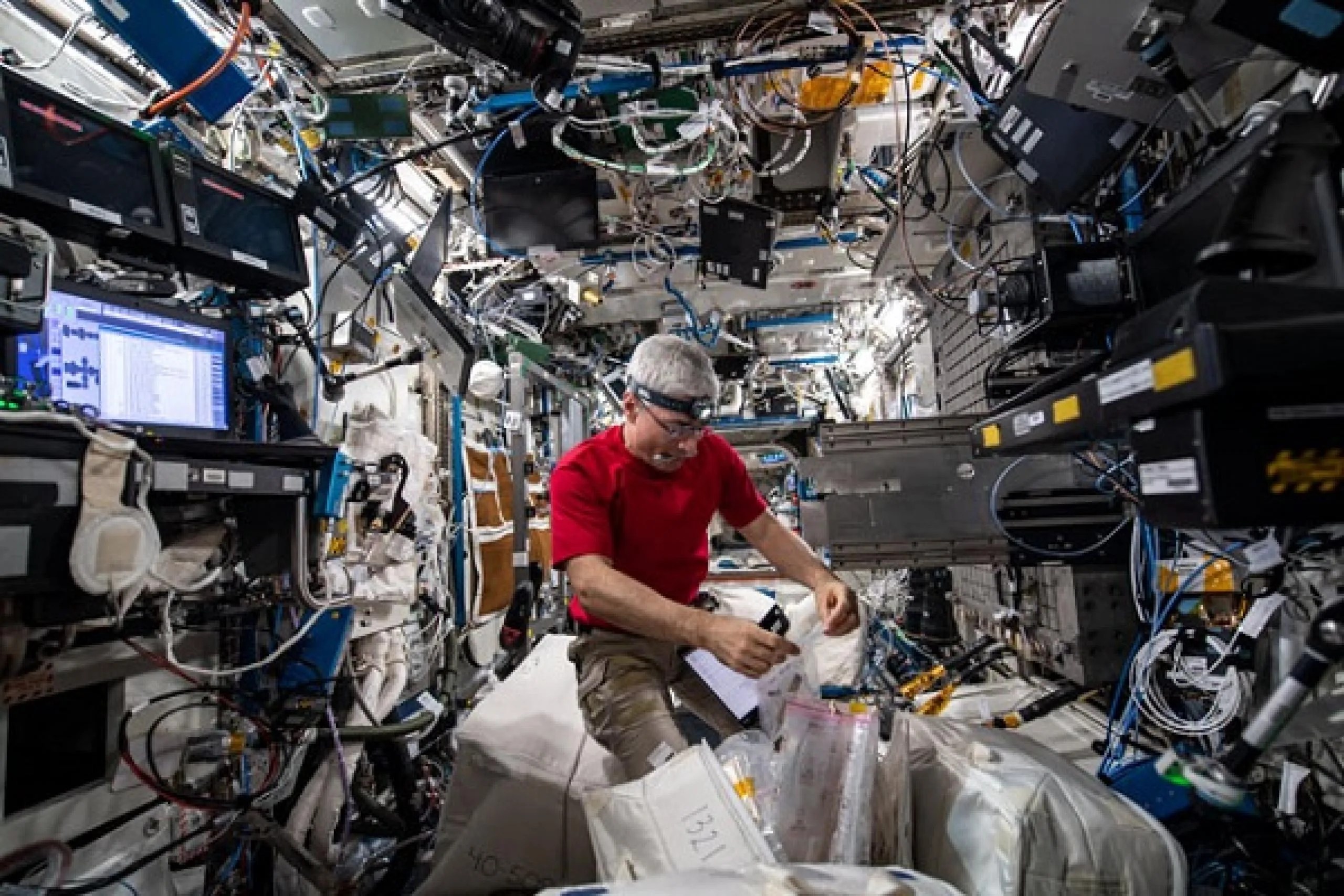 imagen de un astronauta preparando un experimento