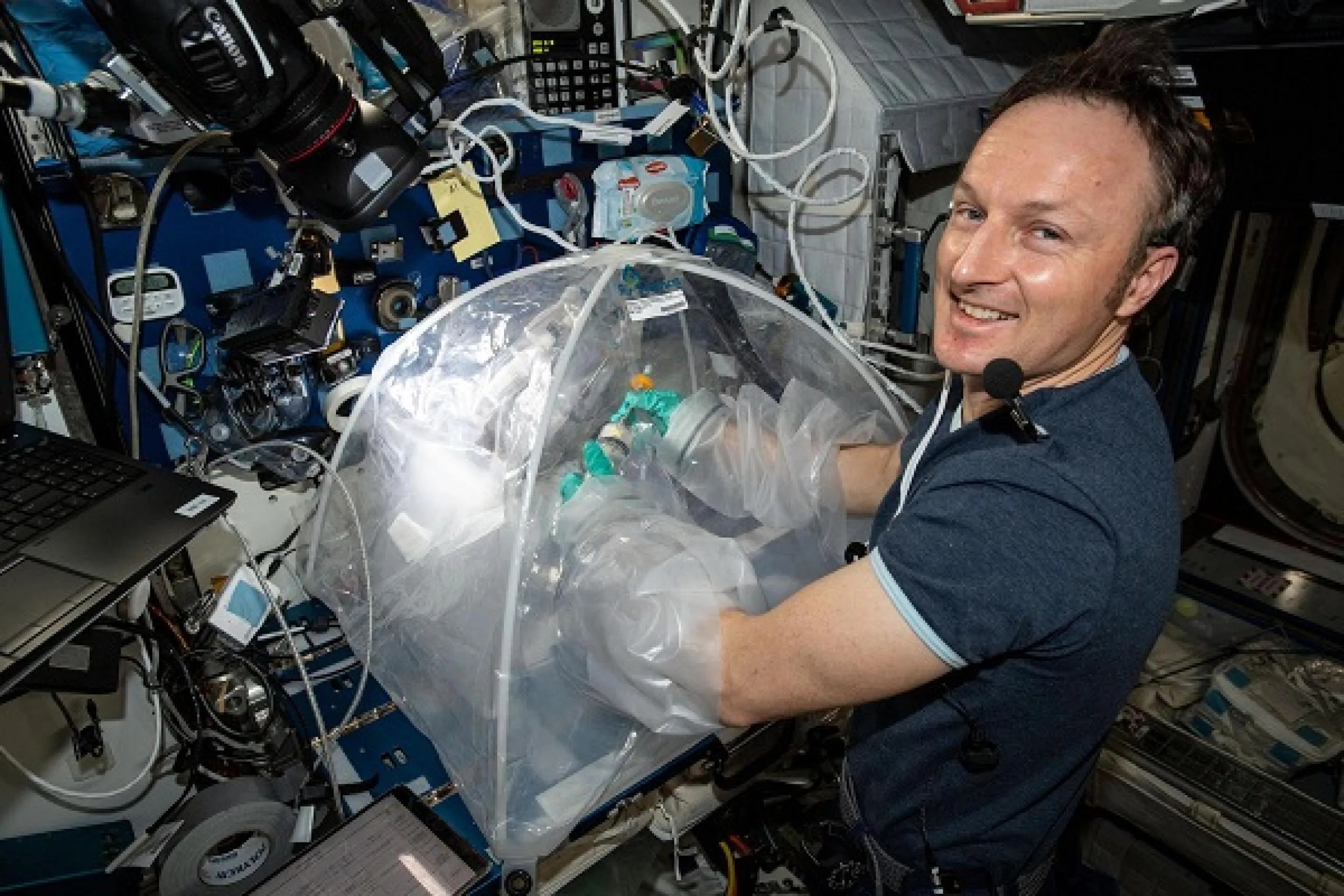 imagen de un astronauta trabajando con un experimento