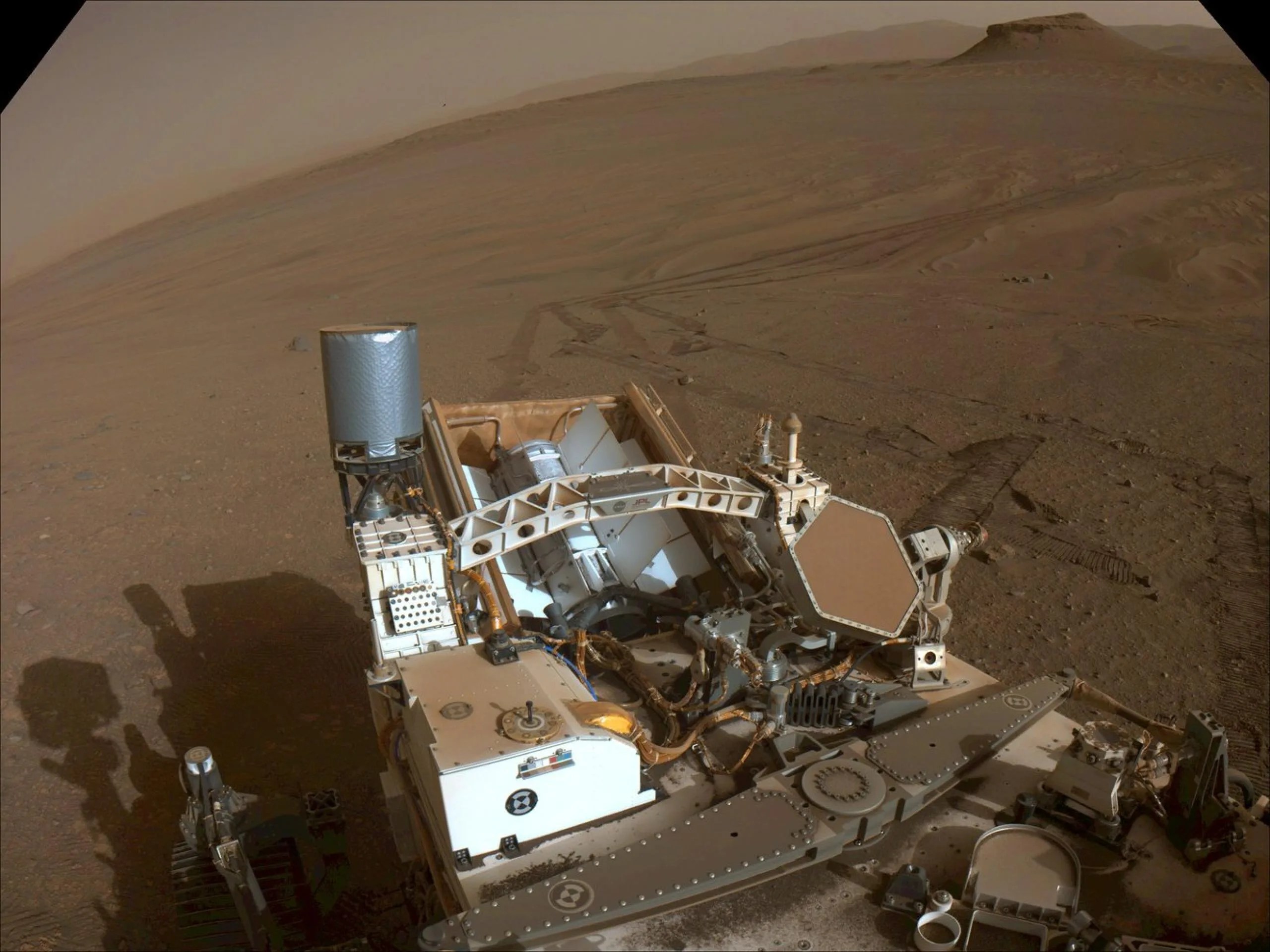 Esta imagen del suelo del cráter Jezero fue tomada por uno de los generadores de imágenes de las cámaras de navegación a bordo de Perseverance, el vehículo explorador de la NASA en Marte, el 5 de febrero, el día marciano, o sol, número 698 de la misión. Crédito: NASA/JPL-Caltech