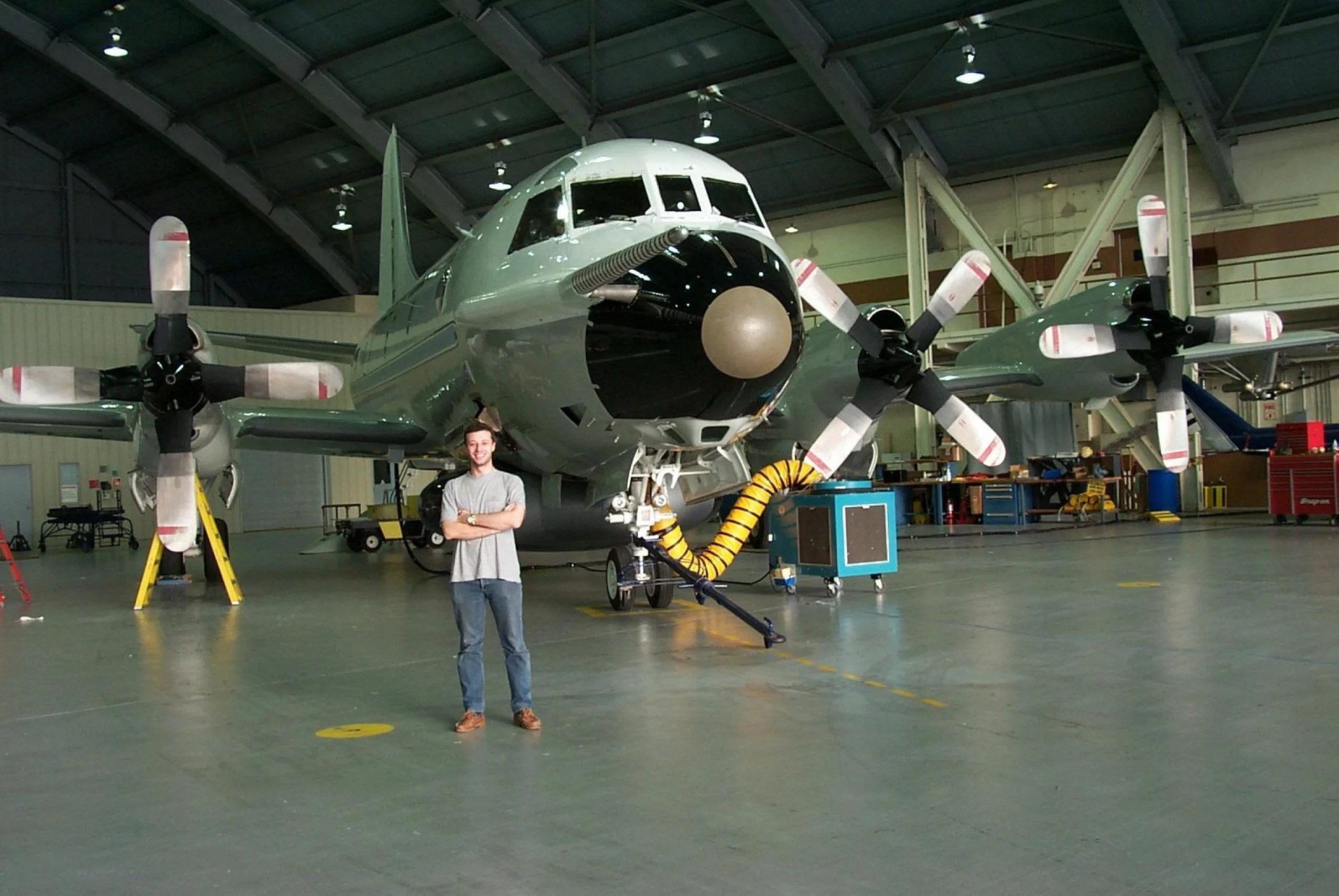 Daniel Esteban-Fernández es ingeniero de radar. Desde volar a través de huracanes con sensores de radar (aquí arriba lo vemos posando con uno de los aviones) hasta incubar nuevas ideas para satélites en servilletas de papel, Esteban-Fernández ahora dirige la división responsable de las comunicaciones planetarias y en el espacio profundo, el seguimiento de la navegación y la teledetección activa por radiofrecuencia en el Laboratorio de Propulsión a Chorro (JPL) de la NASA.