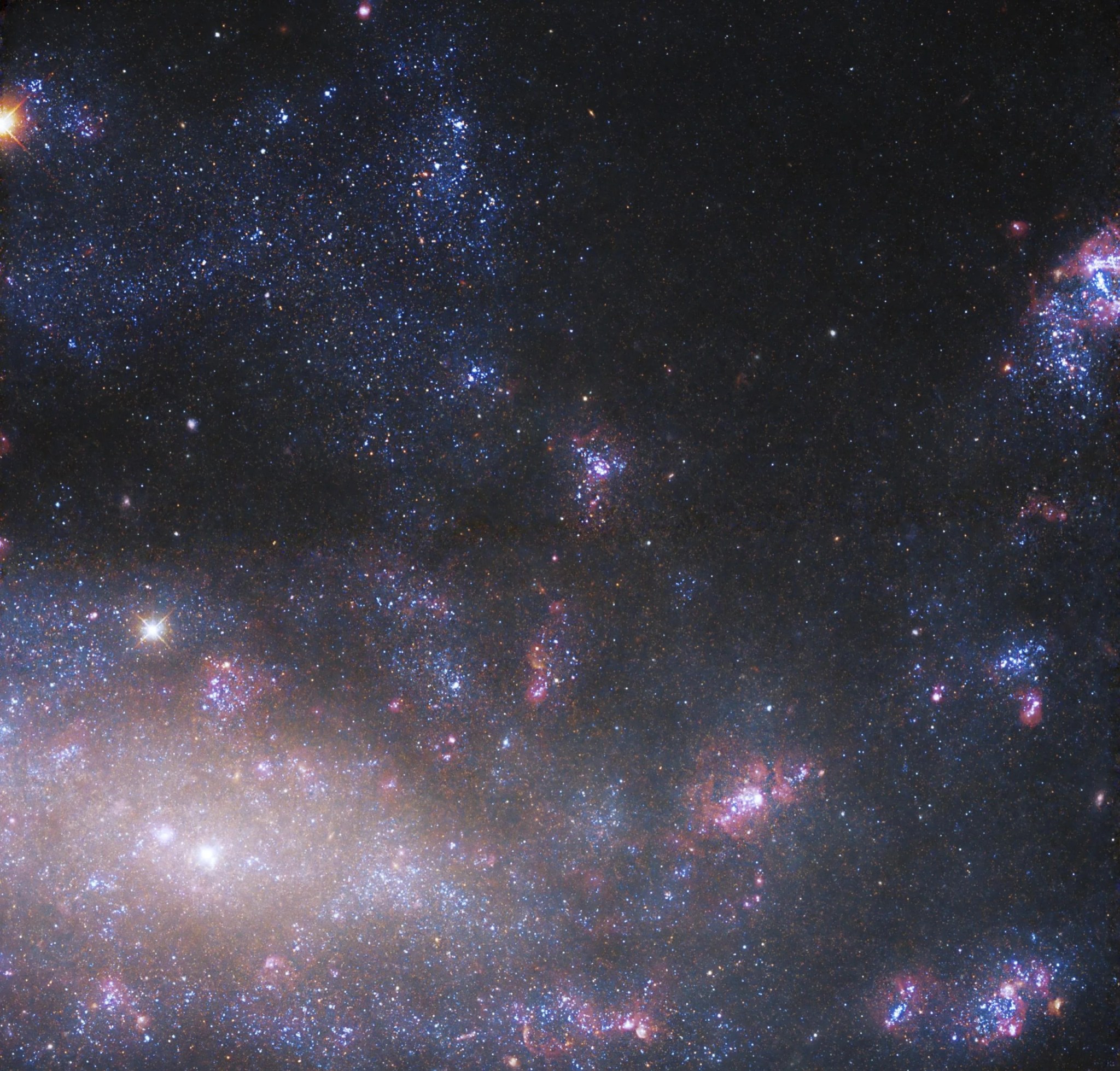 Esta imagen de Hubble muestra la región central de NGC 4395. La imagen utiliza datos de la cámara de campo amplio 3 de Hubble.