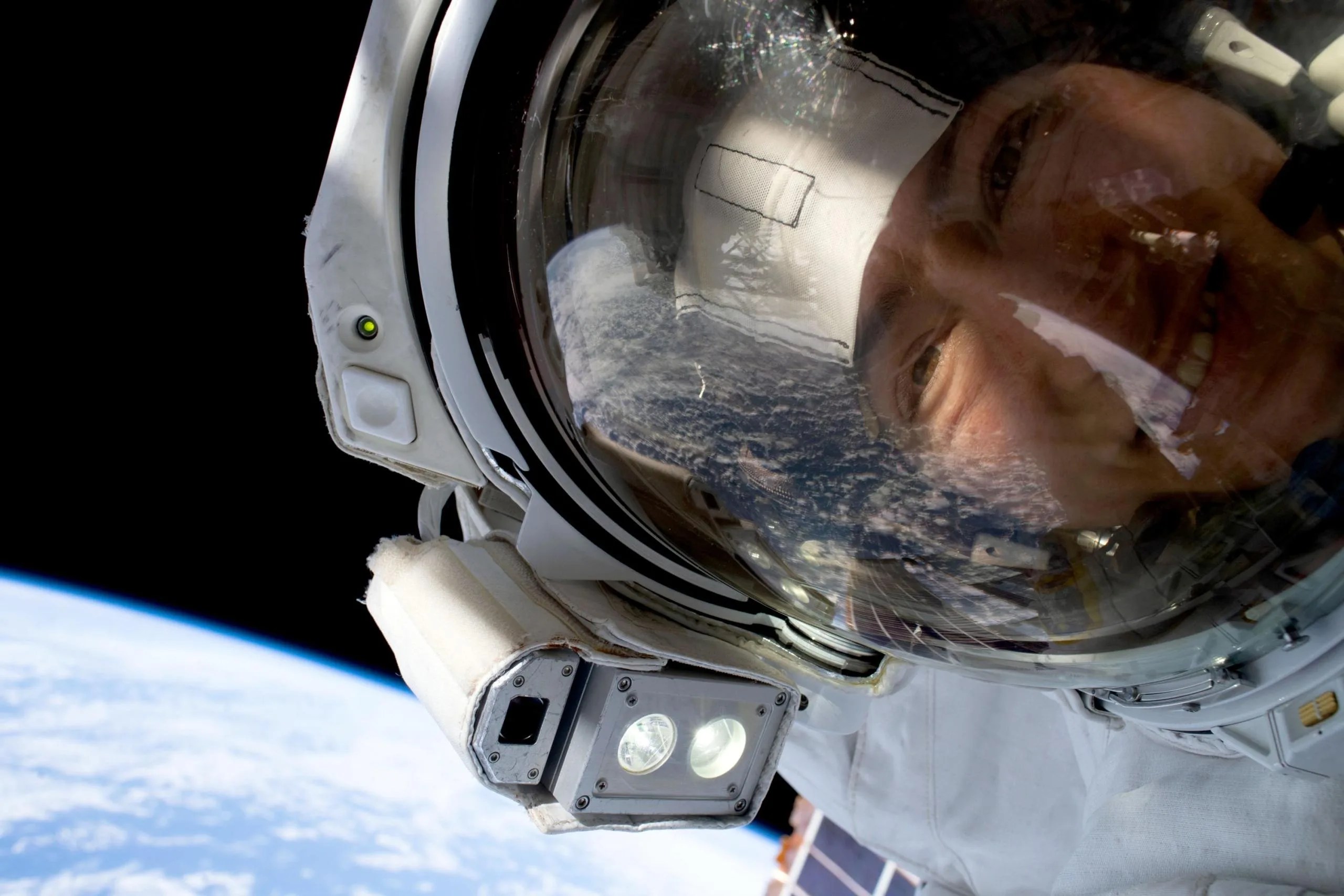 La astronauta de la NASA Christina Koch hace una pausa mientras ayuda a reemplazar equipos en la Estación Espacial Internacional. Ella y sus compañeros astronautas enfrentan una serie de efectos en su salud mientras permanecen en el espacio. Créditos: NASA