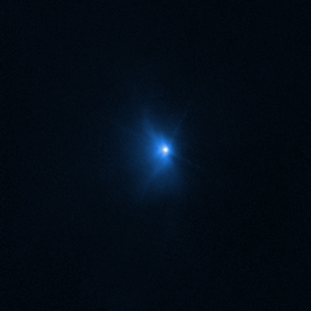 Este GIF animado combina tres de las imágenes del telescopio espacial Hubble de la NASA captadas después de que la Prueba de Redireccionamiento del asteroide dobles (DART) de la NASA impactara intencionalmente a Dimorphos, la pequeña luna del sistema de asteroide doble de Didymos. La animación abarca desde 22 minutos después del impacto hasta 8,2 horas después de la colisión.