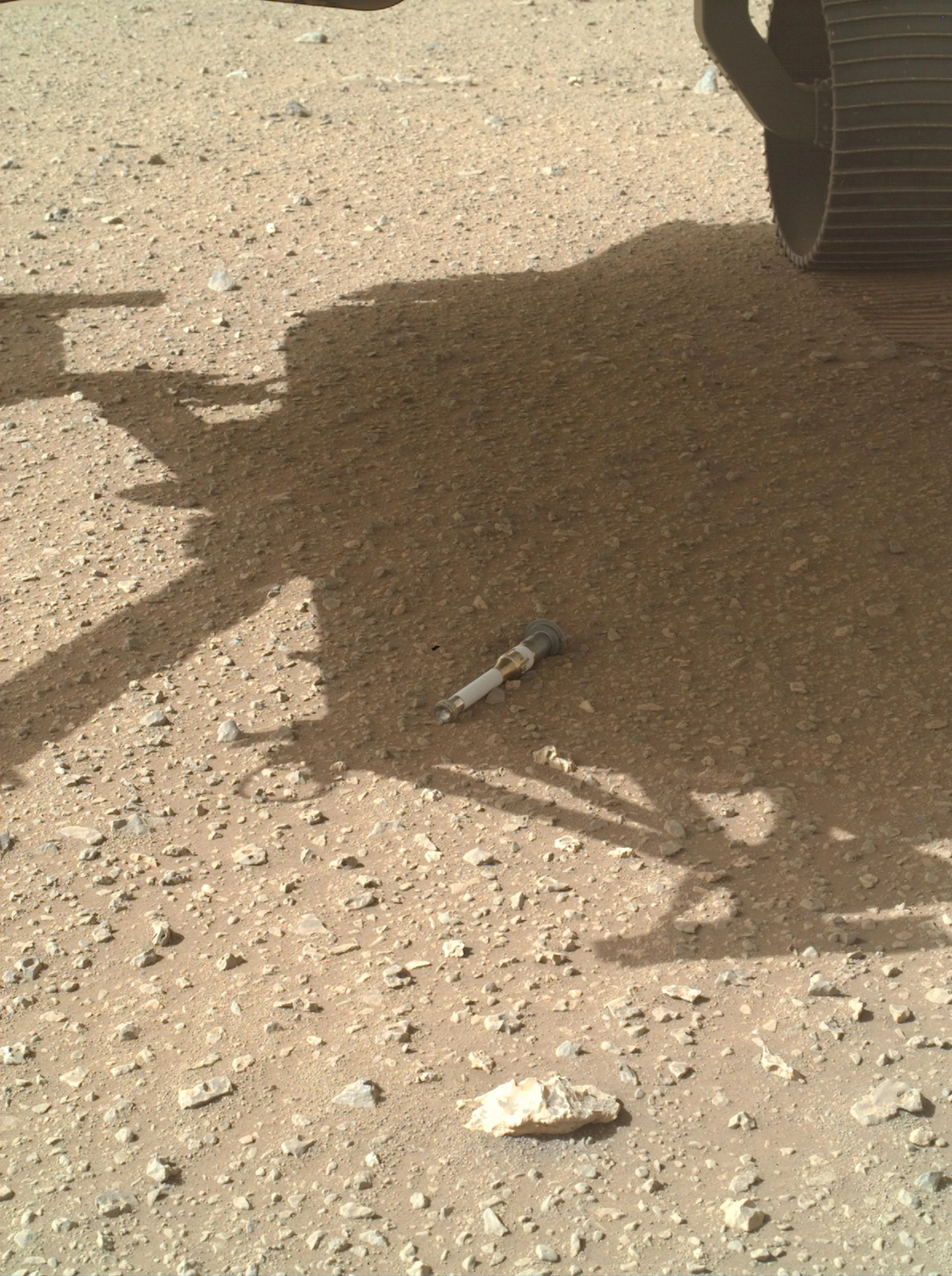 La cámara WATSON del rover Perseverance obtuvo esta imagen del décimo y último tubo en ser movilizado durante la creación del primer depósito de muestras en otro planeta, el 28 de enero de 2023, el día marciano, o sol, número 690 de la misión.