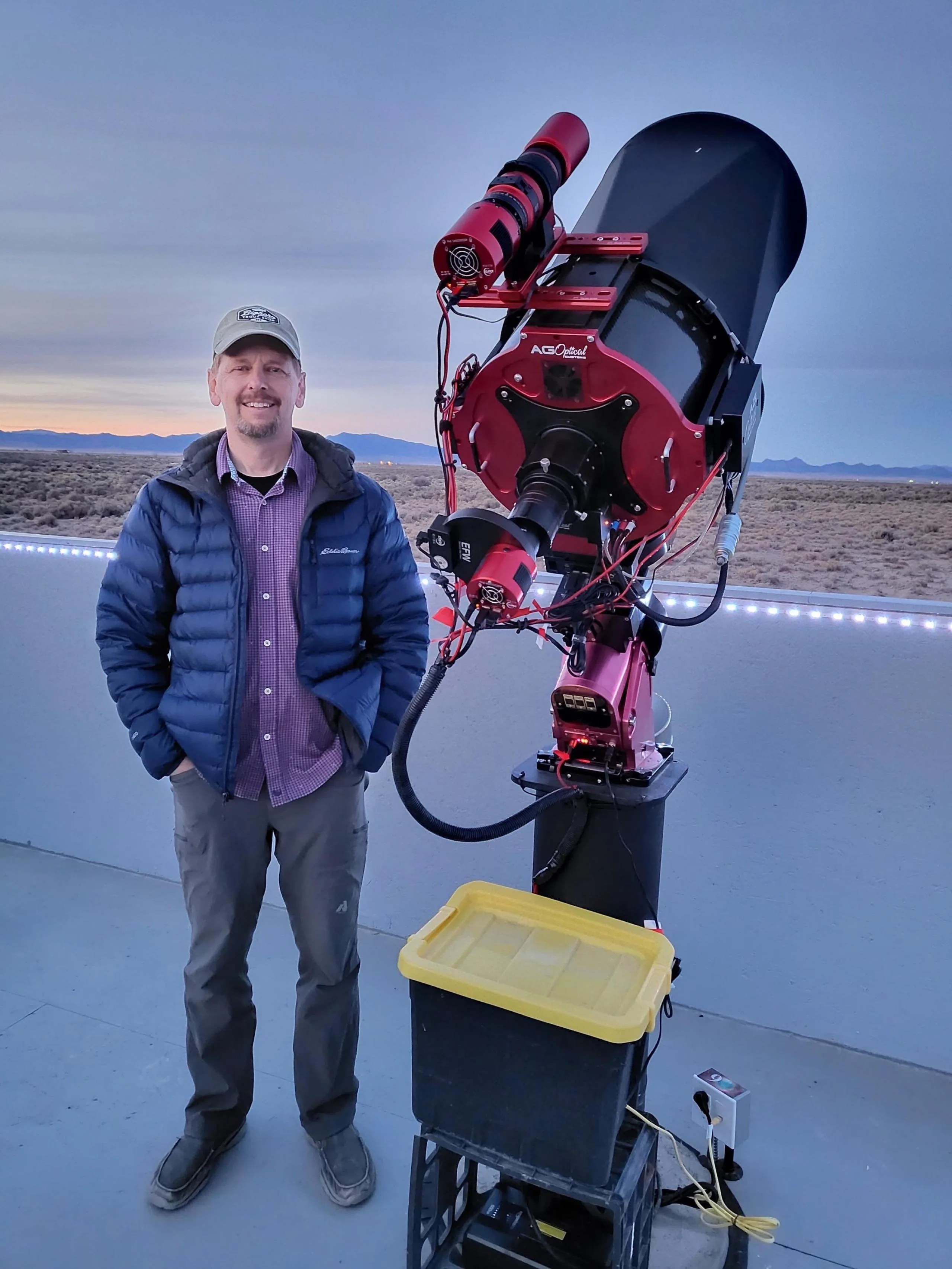 El científico ciudadano Bryan E. Martin utiliza su telescopio personal para observar el tránsito de exoplanetas con el Universo de Aprendizaje: Observación de Exoplanetas de la NASA. No se necesita un telescopio con un mínimo de tamaño para participar, y aún quienes no tengan un telescopio pueden analizar los datos del tránsito de exoplanetas.  Crédito: Bryan E. Martin