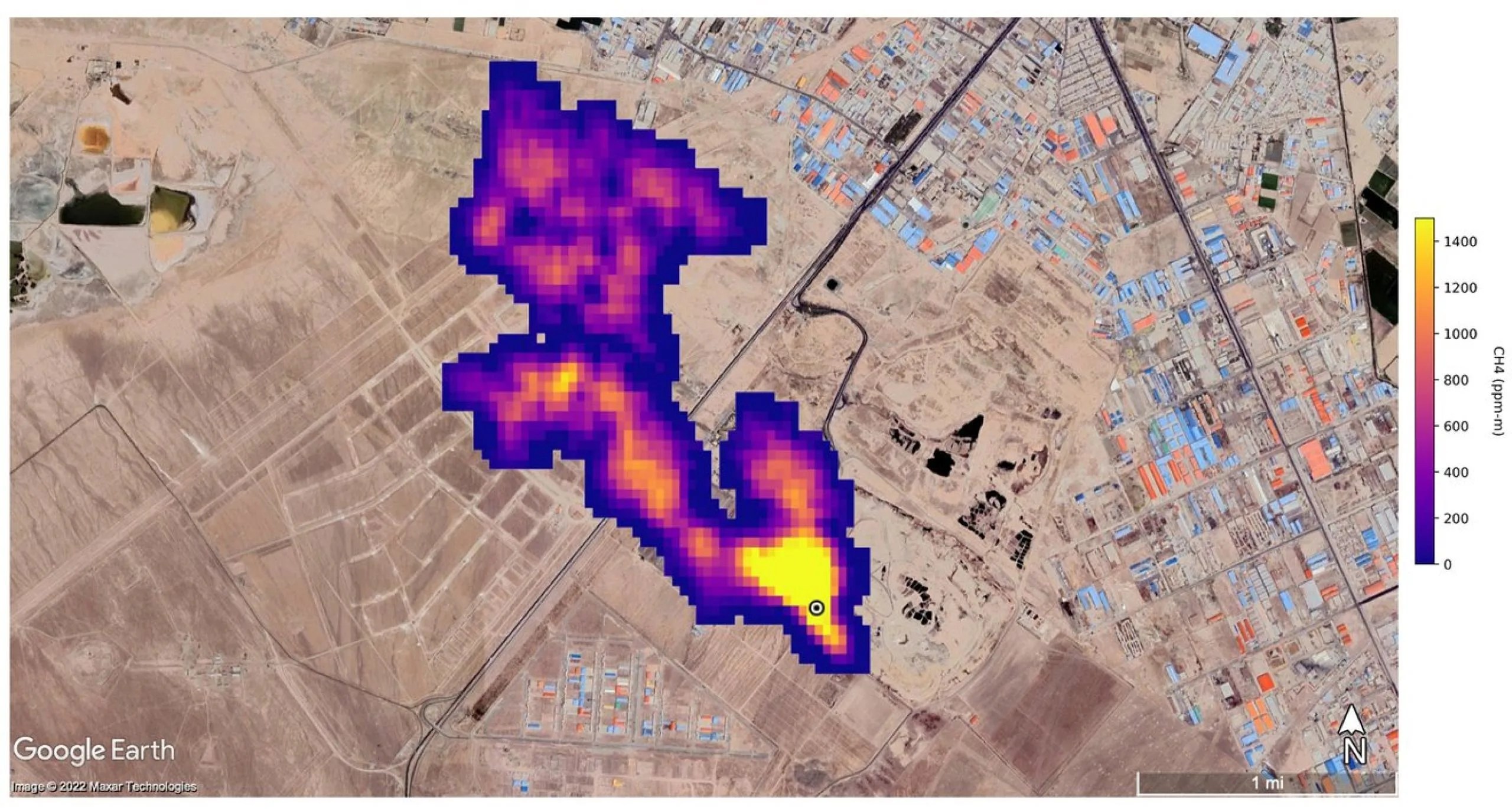 Un penacho de metano de al menos 4,8 kilómetros (3 millas) de longitud se eleva hacia la atmósfera al sur de Teherán, Irán. El penacho, detectado por la misión EMIT de la NASA, proviene de un gran vertedero, donde el metano es un subproducto de la descomposición. Crédito: NASA/JPL-Caltech