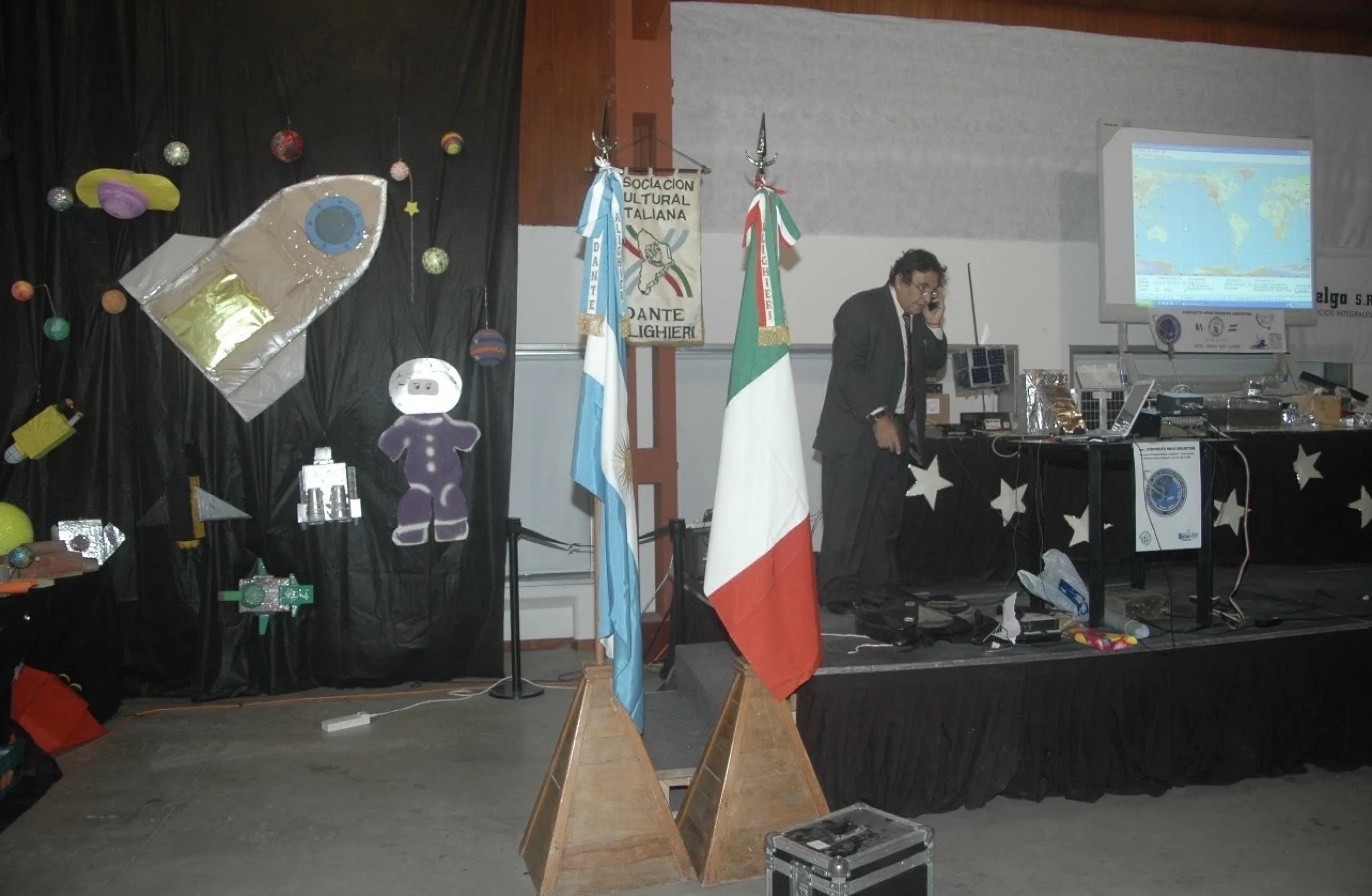 El radioaficionado argentino Luis Funes, durante el evento del contacto ARISS entre estudiantes de la Escuela Dante Alighieri en la provincia de Neuquén, Argentina, y el astronauta de la Agencia Espacial Europea Luca Parmitano, en 2011.