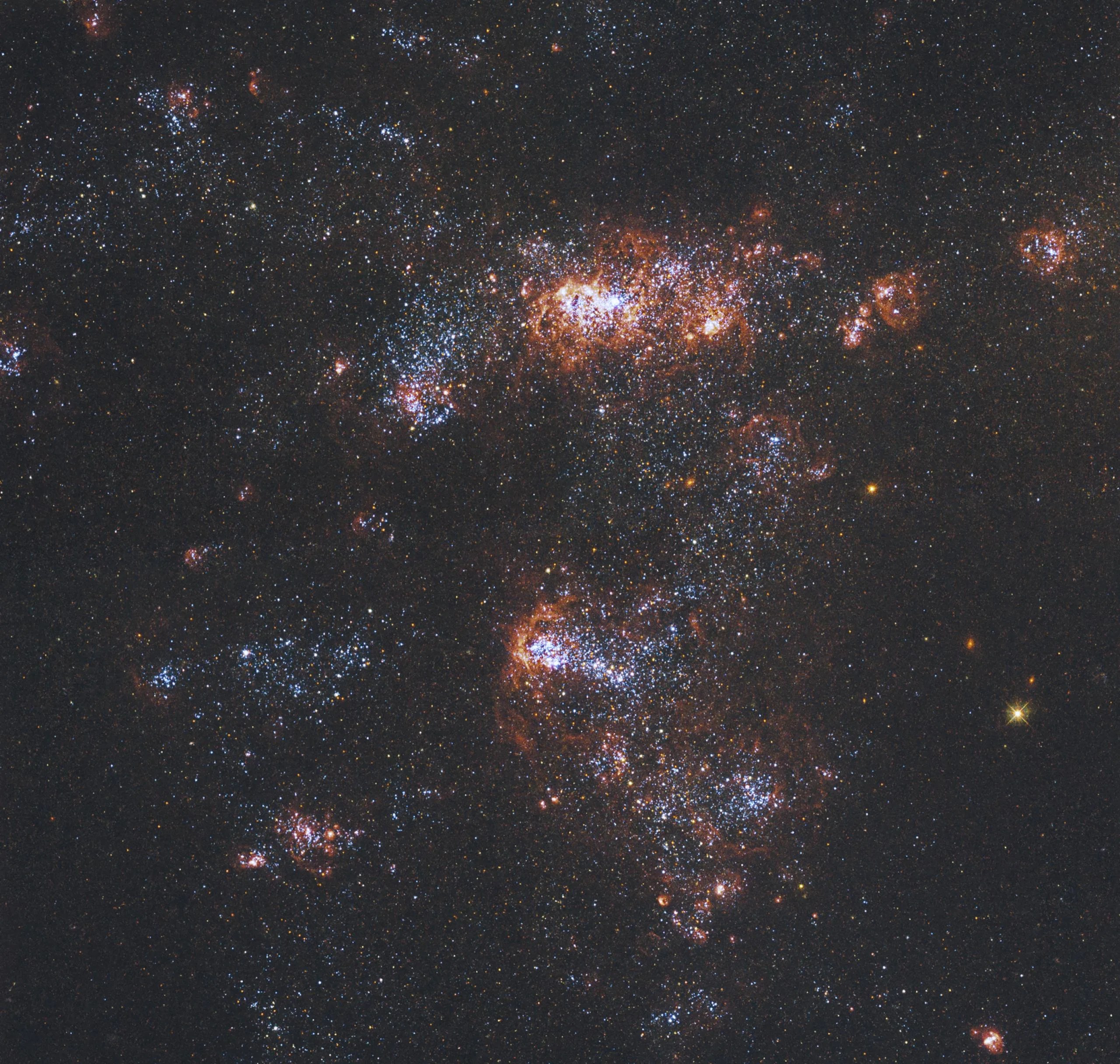 Esta imagen de Hubble muestra uno de los brazos espirales de NGC 4395. La imagen utiliza datos de la cámara de campo amplio 3 de Hubble y su cámara avanzada para sondeos.