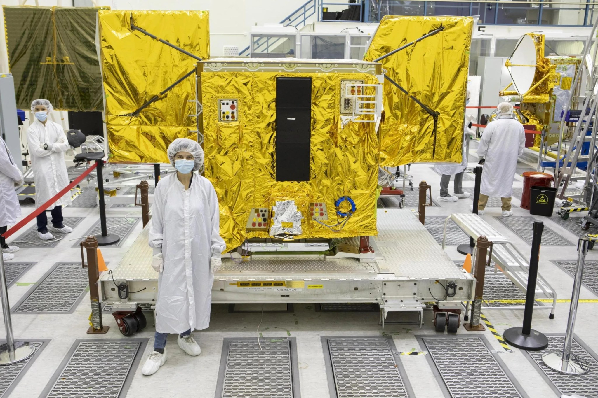 La ingeniera Eva Peral en la sala limpia de JPL.