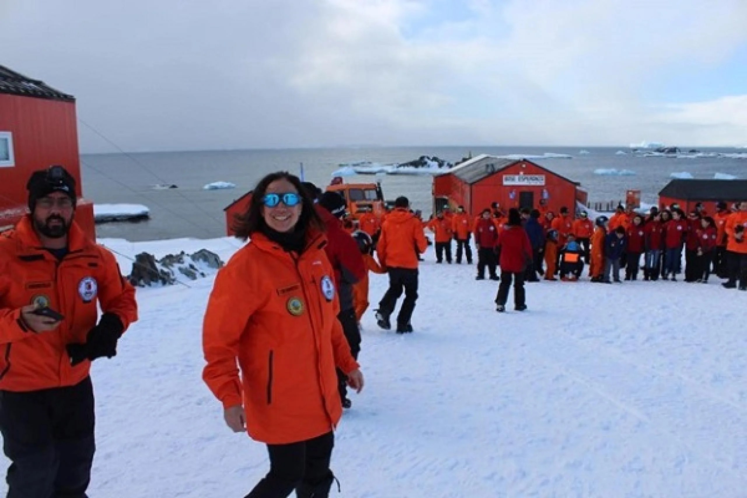 imagen de un equipo de estudiantes estudiando en Antártida