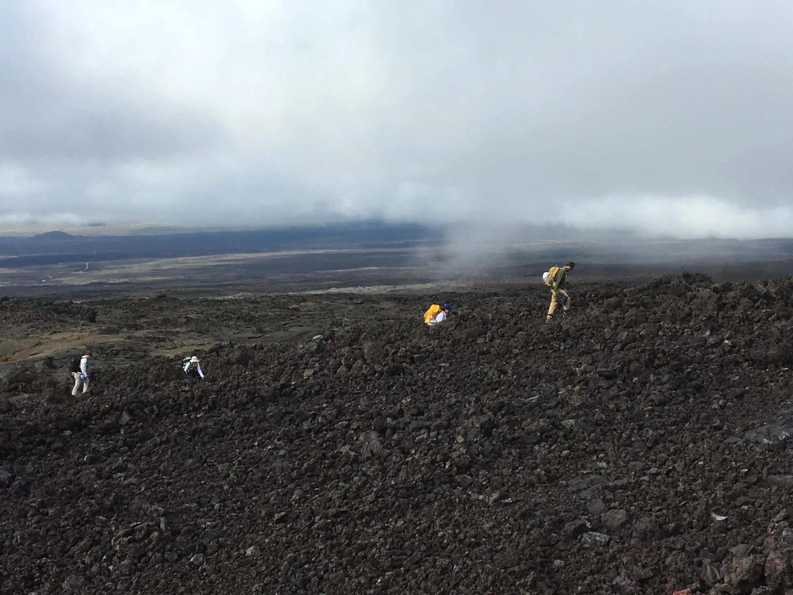 Científicos descienden a un túnel de lava en Mauna Loa, Hawái, para estudiar los microbios y minerales de su interior.