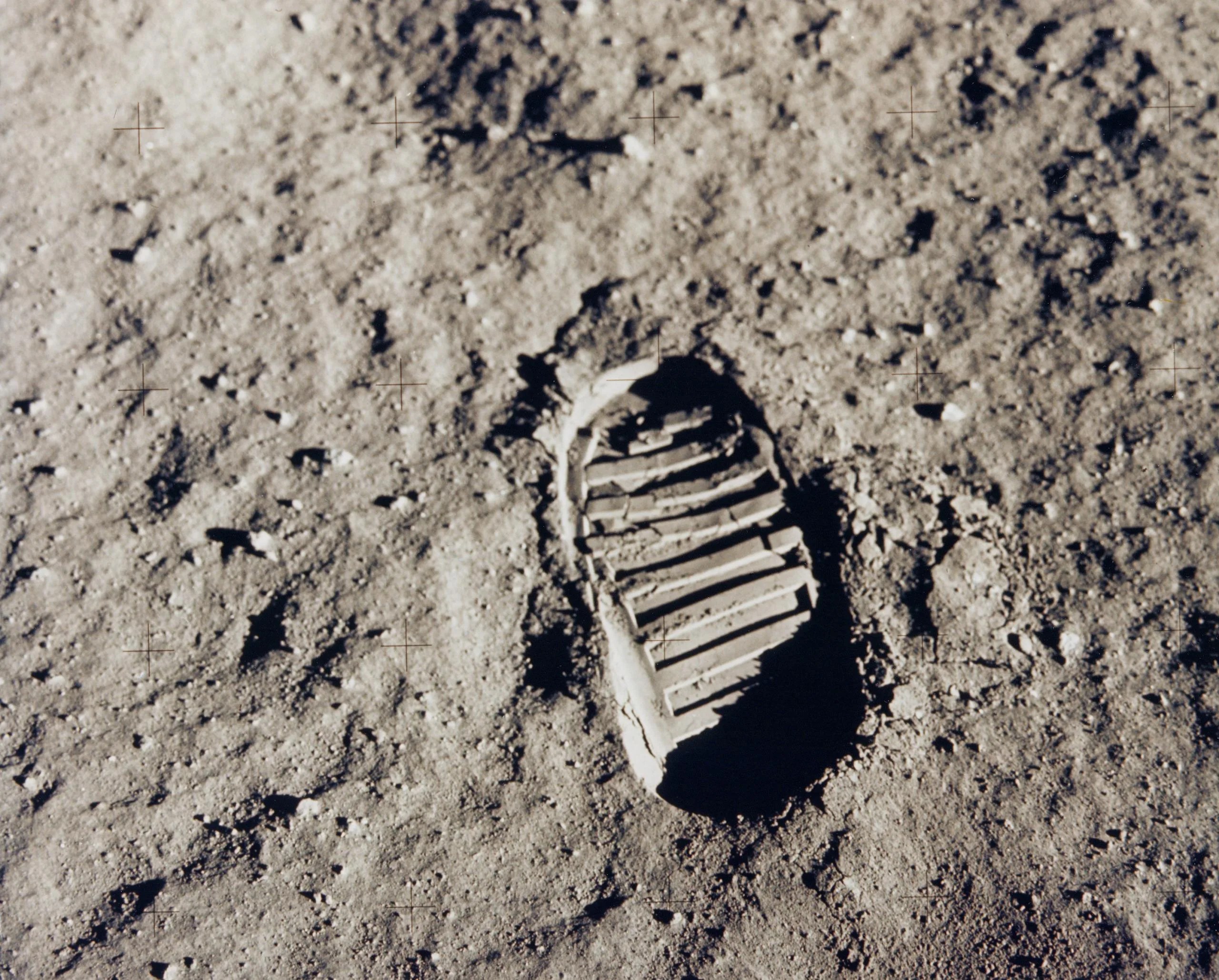 Esta huella de bota marca uno de los primeros pasos que el ser humano dio en la Luna en julio de 1969. Fue hecha por el astronauta estadounidense Buzz Aldrin durante la misión Apolo 11. Doce hombres han caminado sobre la Luna en total entre 1969 y 1972. Las misiones Artemis de la NASA llevarán a la primera mujer y a la primera persona de color a la superficie lunar. Créditos: NASA