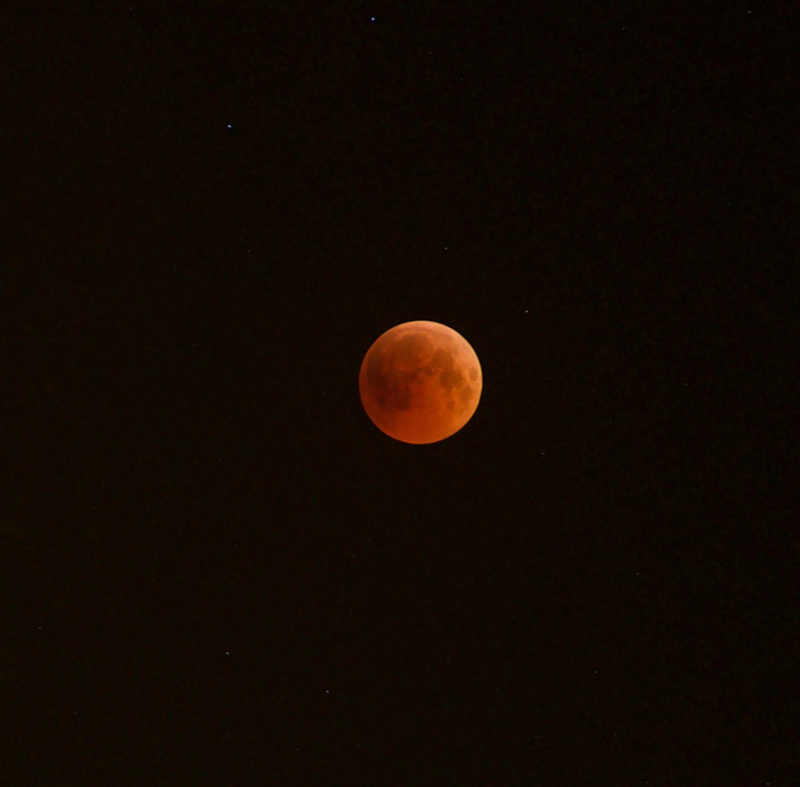 La Luna aparece de color rojizo en esta imagen del eclipse lunar total del 27 de julio de 2018 desde el desierto en Abu Dhabi, Emiratos Árabes Unidos.