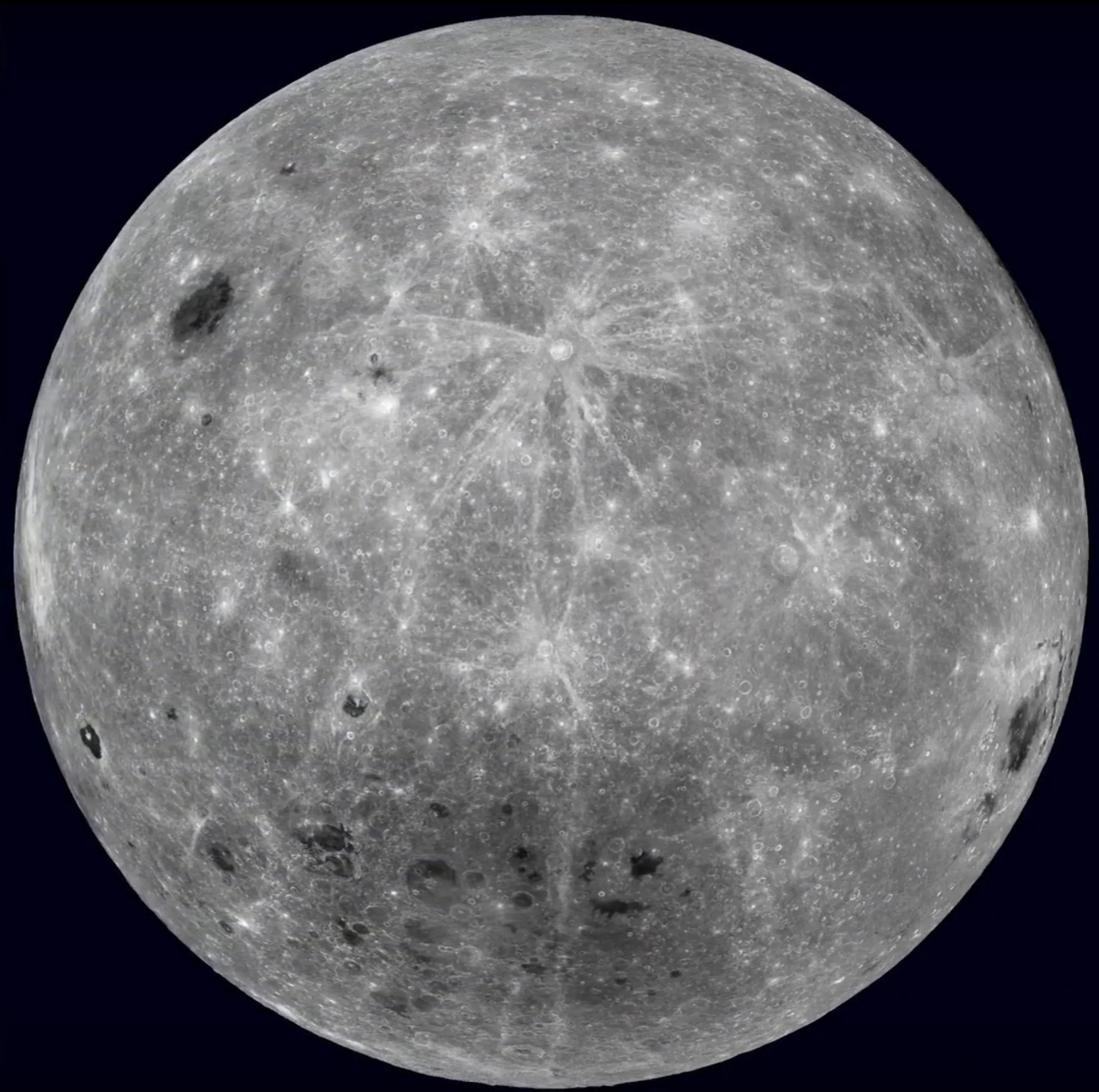 Esta imagen publicada el 20 de octubre de 2017 muestra el lado lejano de la Luna según la base de datos de las cámaras a bordo del LRO.