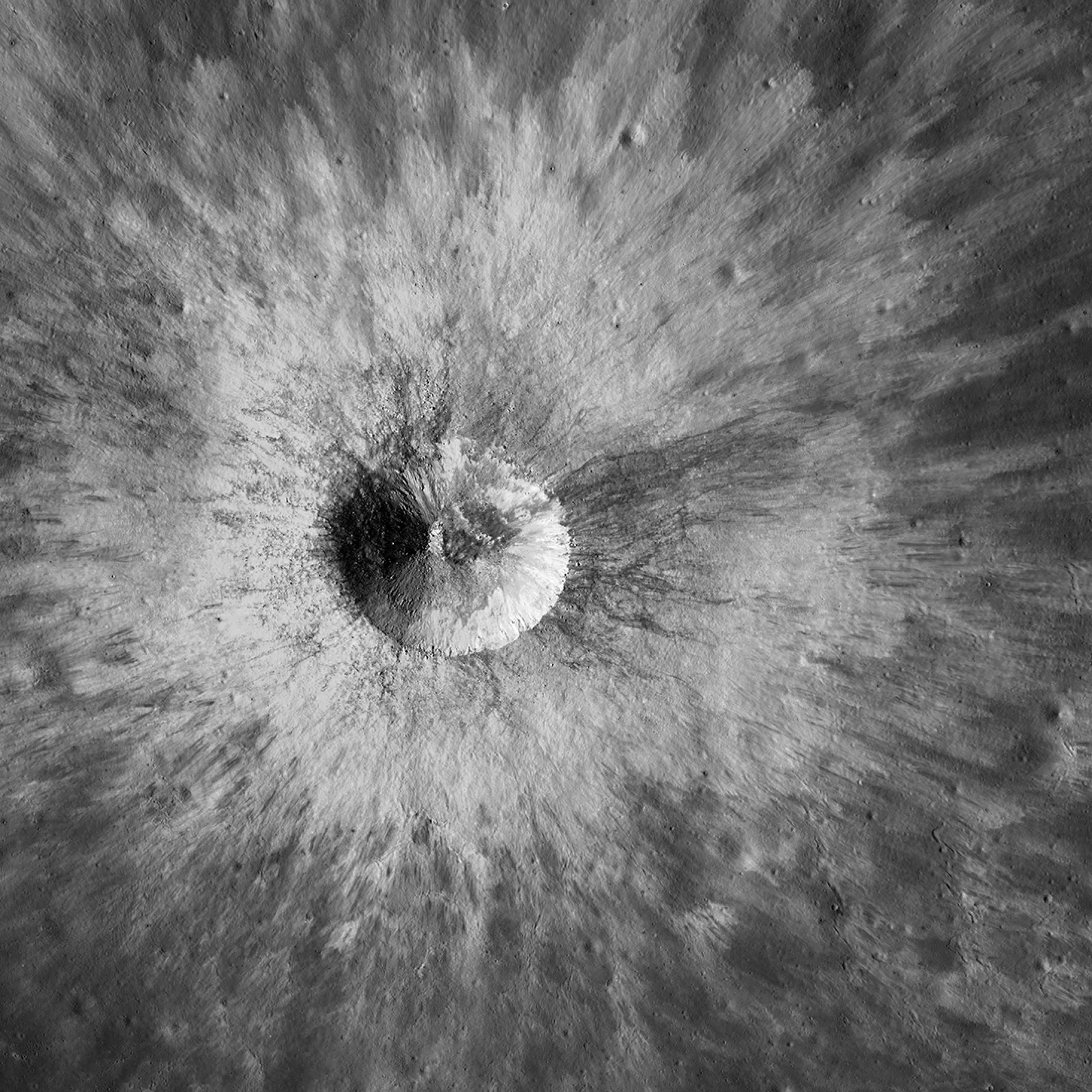 La imagen es de un cráter sin nombre de 1,8 kilómetros (poco más de una milla) de diámetro, obtenida por el Orbitador de Reconocimiento Lunar el 3 de noviembre de 2018.