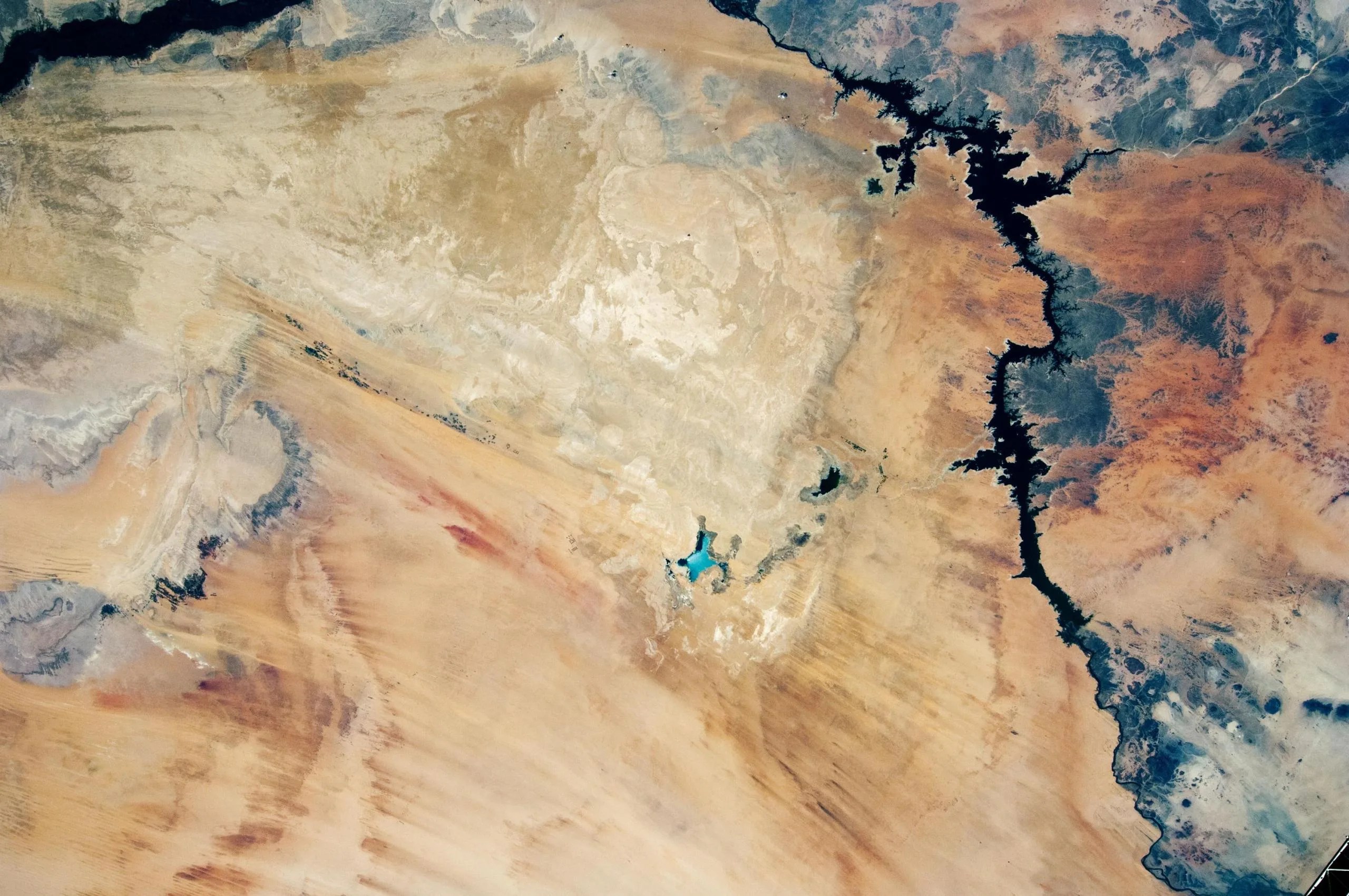 imagen de los Lagos Toshka casi secos en el desierto Sahara tomada en el 2012