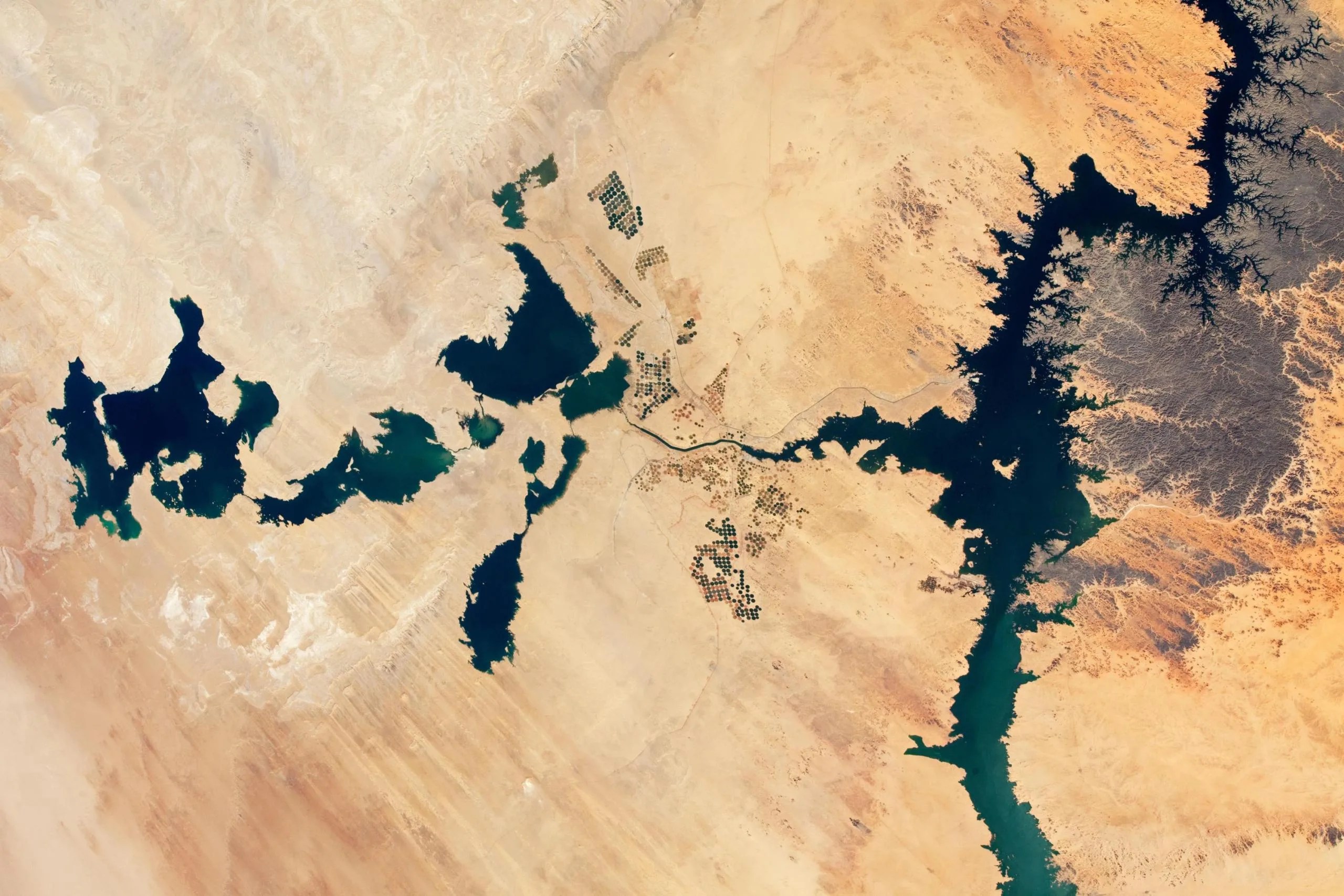 imagen de los Lagos Toshka en el desierto Sahara tomada en el 2021