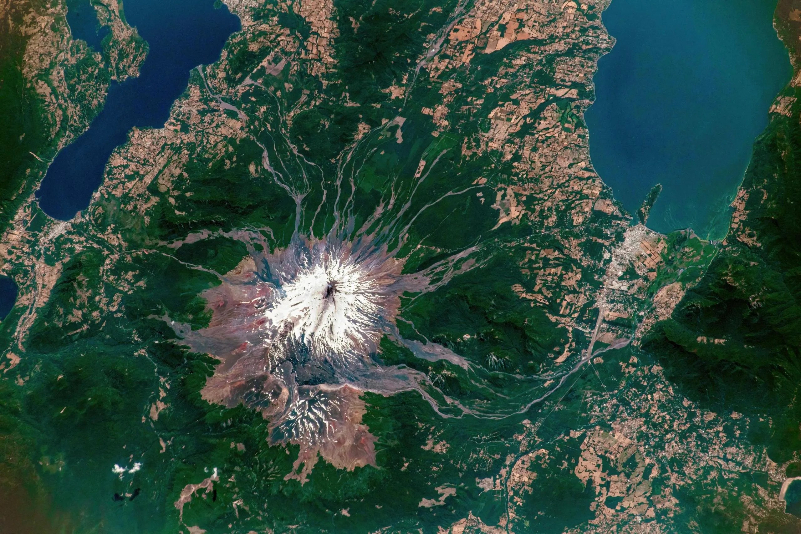 imagen del volcano Villarrica en Chile como visto desde el espacio