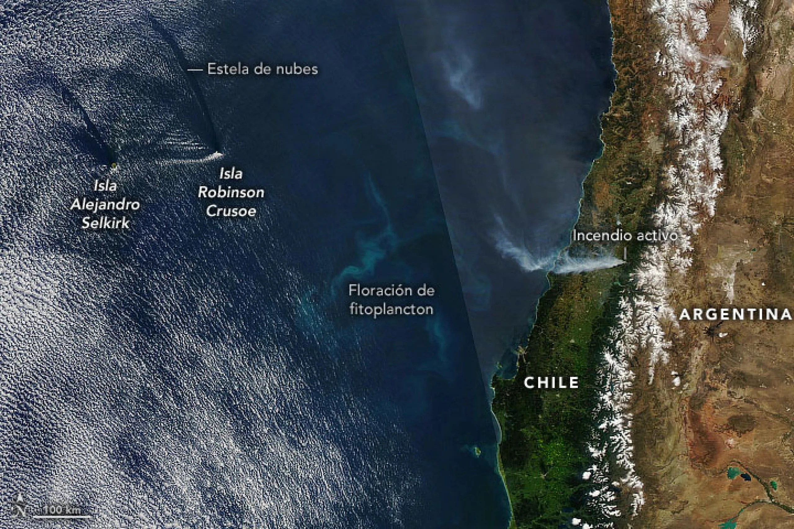 Humo, estelas de nubes y una floración de fitoplancton formaron un mosaico de fenómenos naturales frente a las costas de Chile central en los últimos días de octubre de 2022.