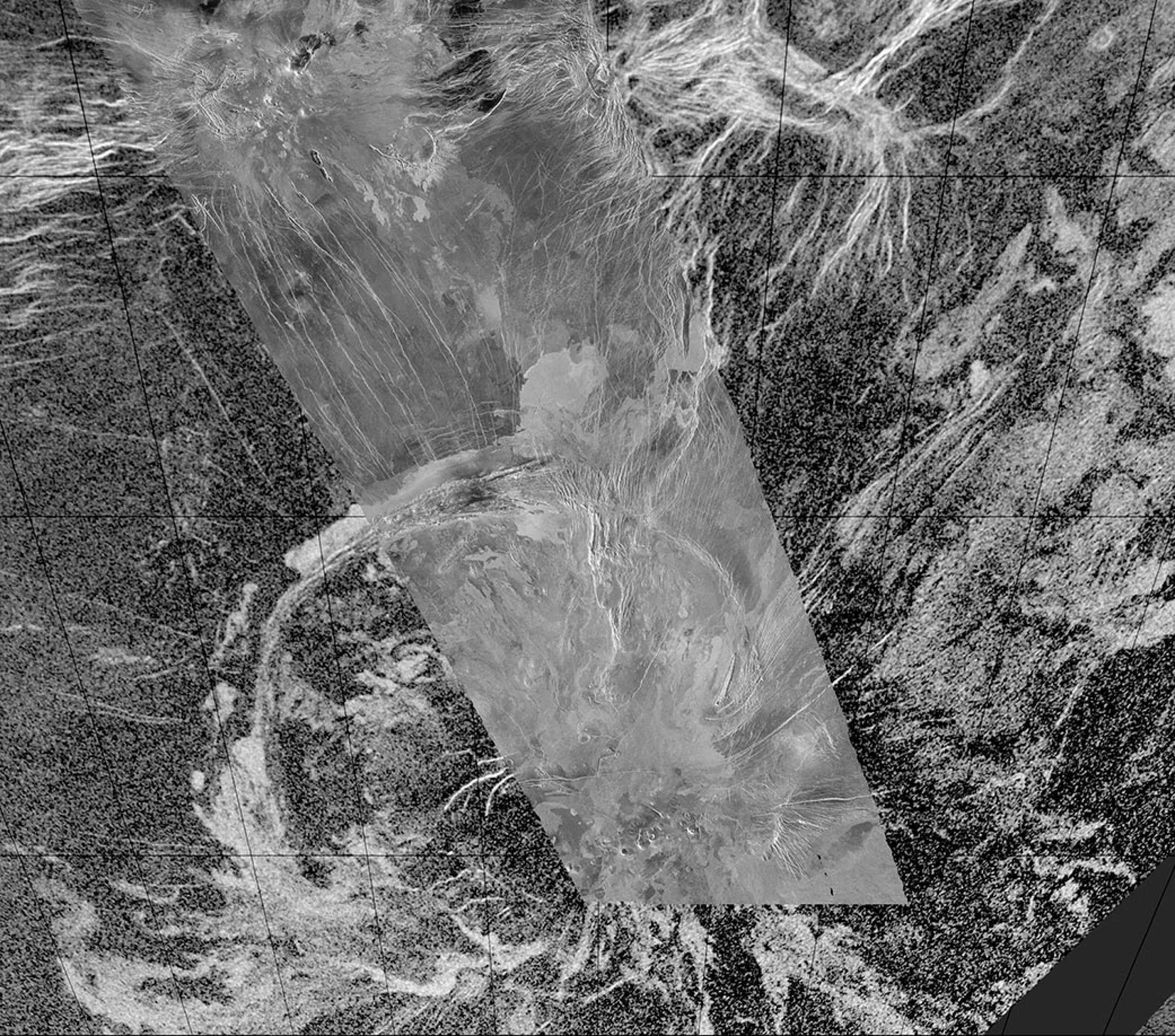 Esta imagen de radar compuesta de la corona Quetzalpetlatl fue creada superponiendo datos de unas 70 órbitas de la misión Magallanes de la NASA en una imagen obtenida por el radiotelescopio del Observatorio de Arecibo en Puerto Rico. El borde de la corona indica una posible actividad tectónica. Créditos: NASA/JPL-Caltech