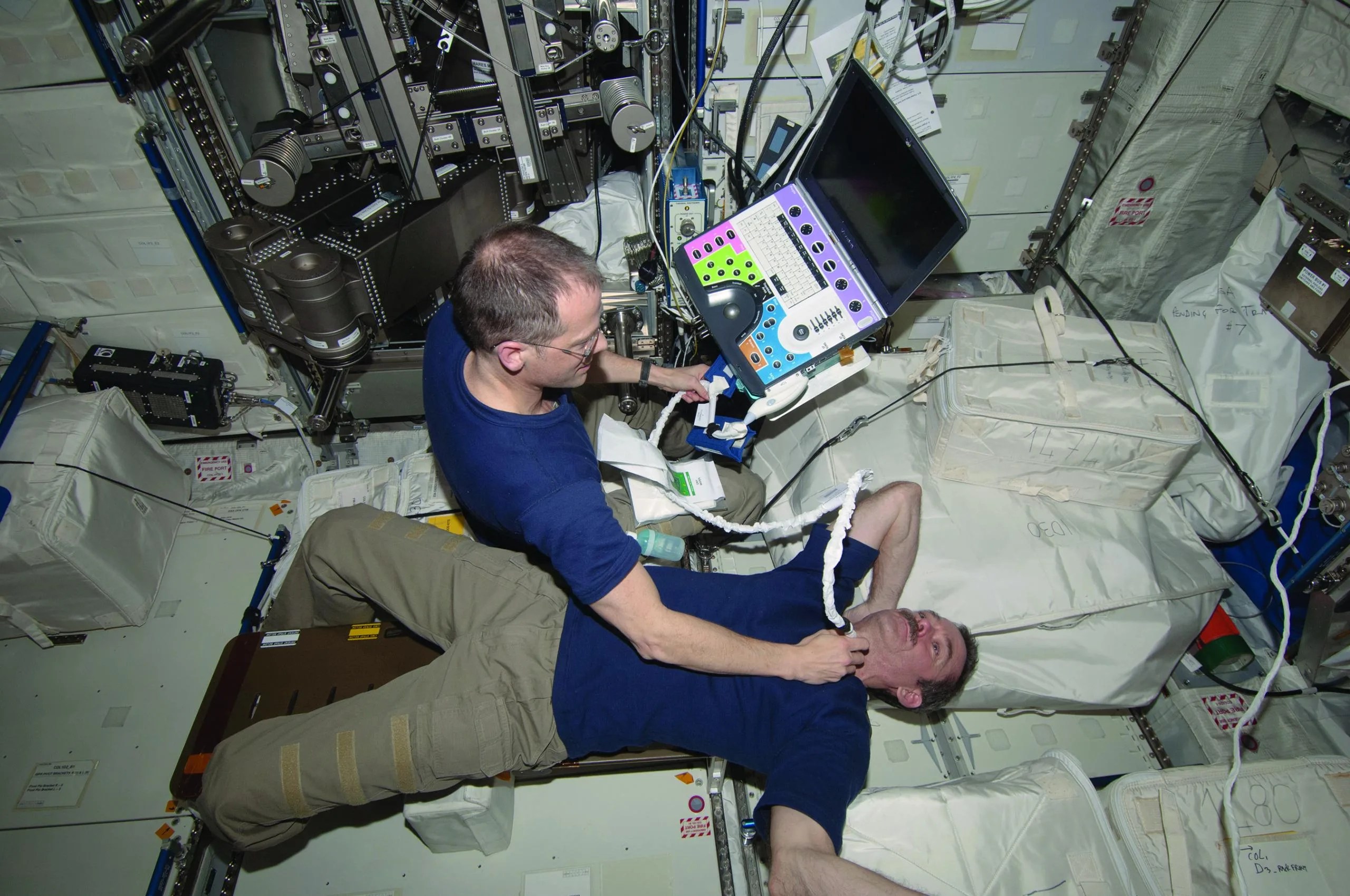 El astronauta de la NASA Tom Marshburn hace una ecografía al astronauta canadiense Chris Hadfield. Créditos: NASA