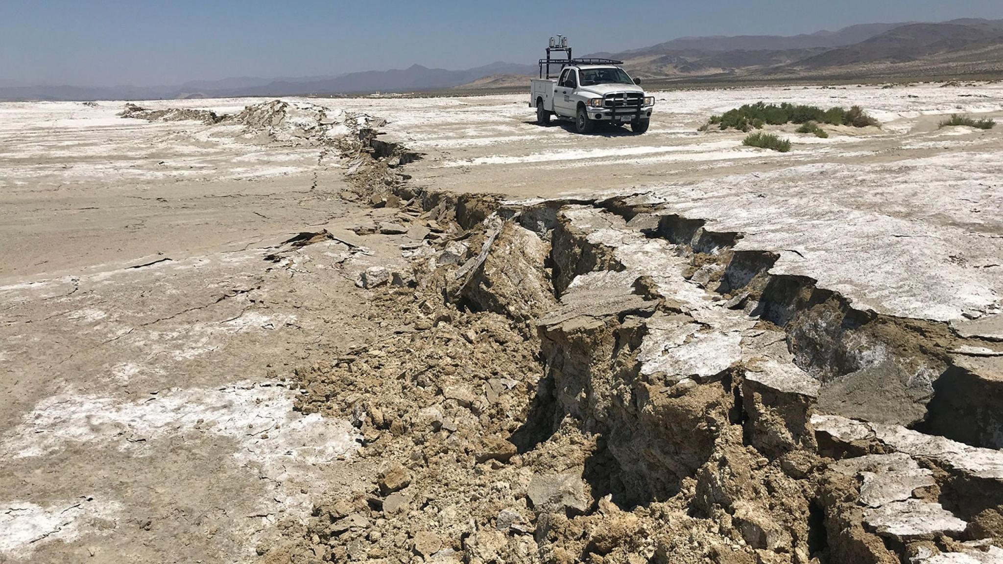 Los cambios minúsculos en la superficie de la Tierra podrían preceder grandes perturbaciones, como el terremoto de Ridgecrest de 2019 que dejó esta fractura en el desierto de Mojave en California. Los científicos de la NASA están investigando datos sobre los signos vitales de la Tierra en busca de patrones de movimiento que podrían anunciar un evento importante. Crédito: USGS/Ben Brooks