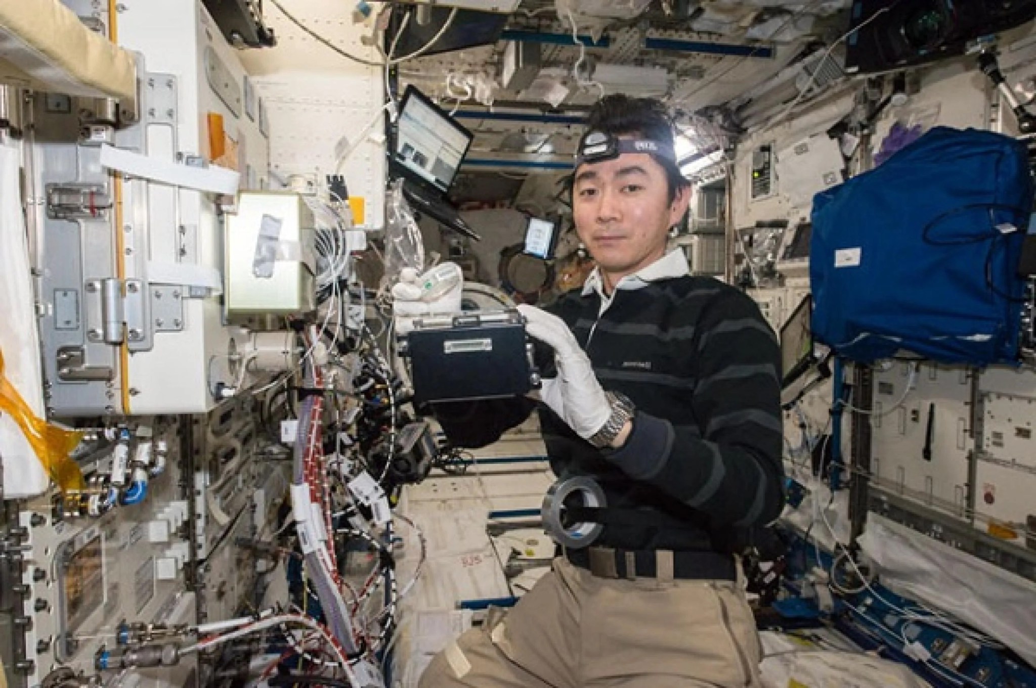 imagen de un astronauta trabajando con un experimento