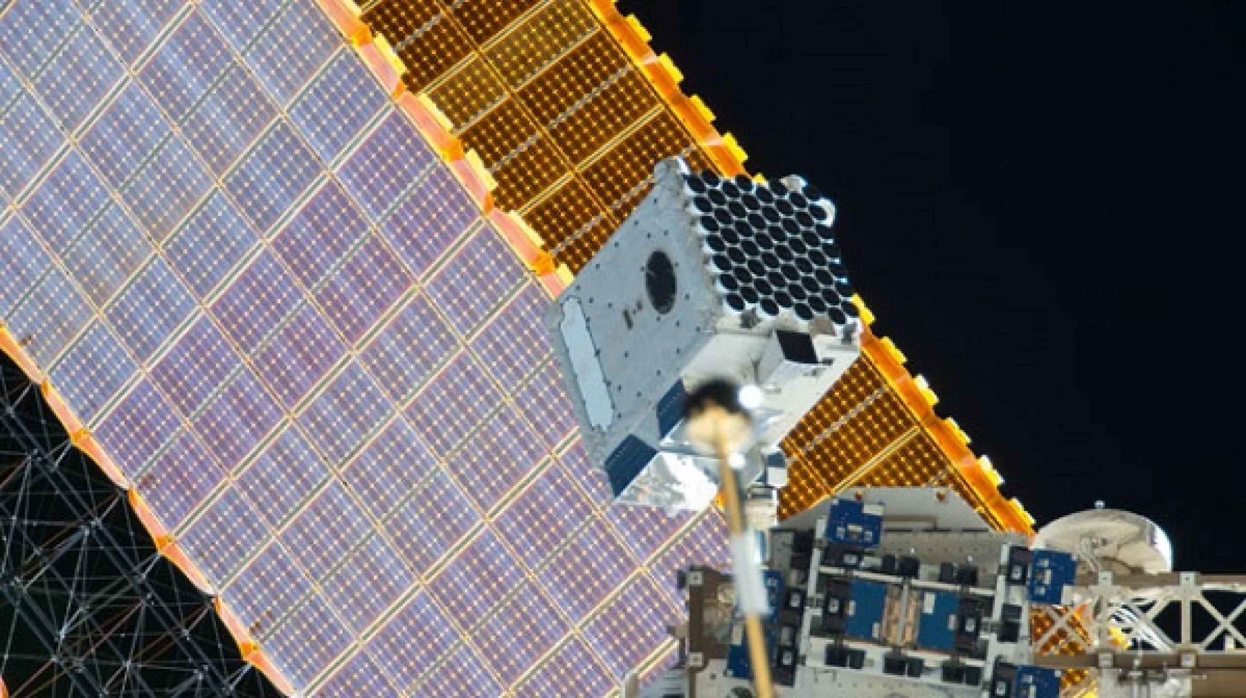 imagen de una facilidad de estudios de física instalada en el exterior de la estación espacial