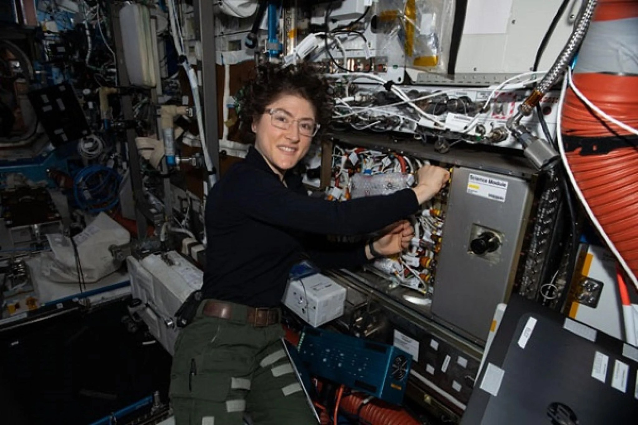 imagen de una astronauta trabajando con un experimento