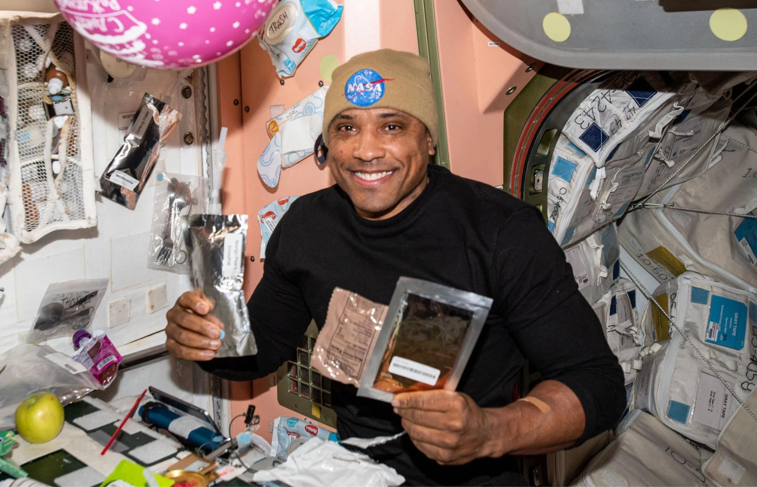 imagen del astronauta Victor Glover preparando su comida