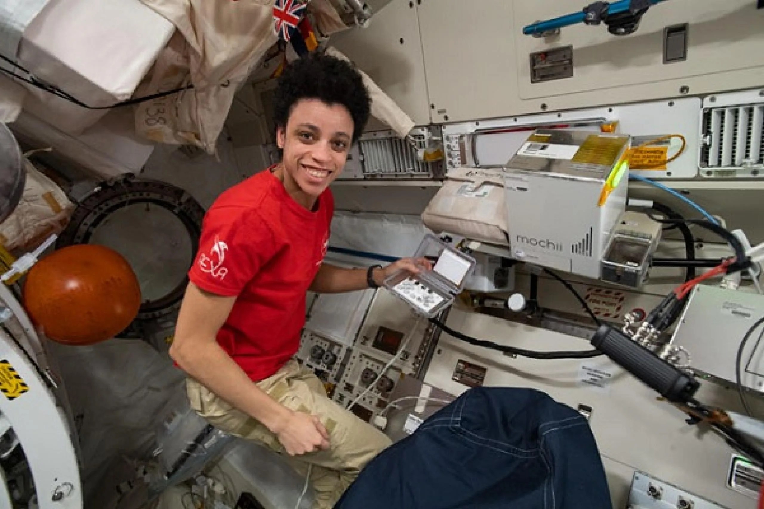 imagen de una astronauta trabajando con un experimento