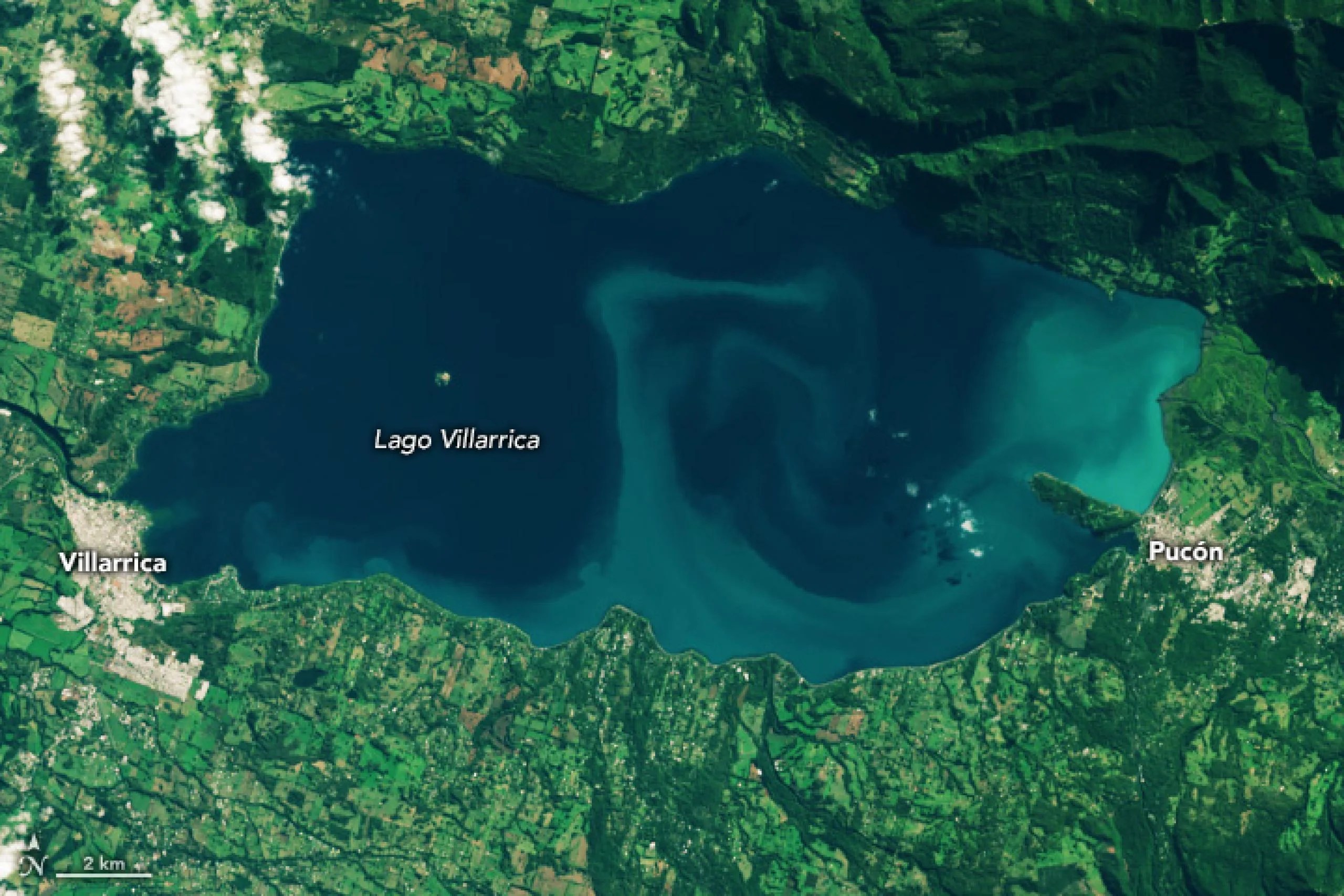 Imagen satelital de proliferaciones de algas tóxicas en el Lago Villarica en Chile.