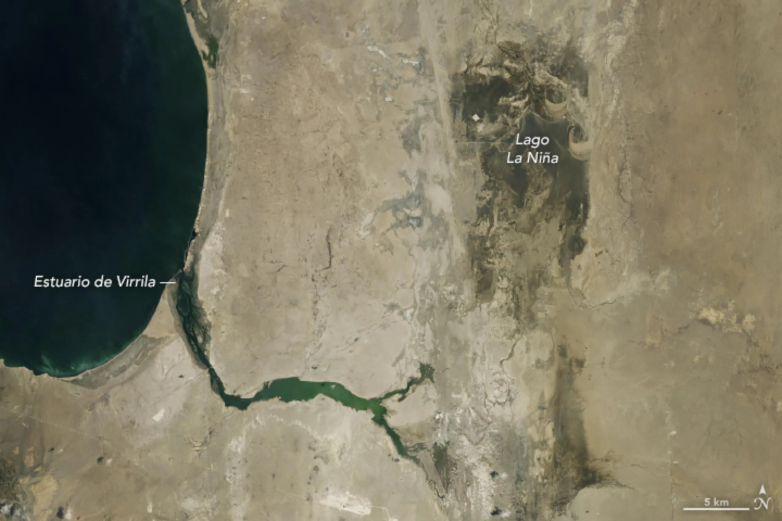 Imagen del satélite Landsat que muestra el agua adicional que se acumuló en el Lago La Niña, una laguna efímera que se llena cuando las lluvias son inusualmente fuertes y se inundan los ríos cercanos Piura y La Leche, en Perú.