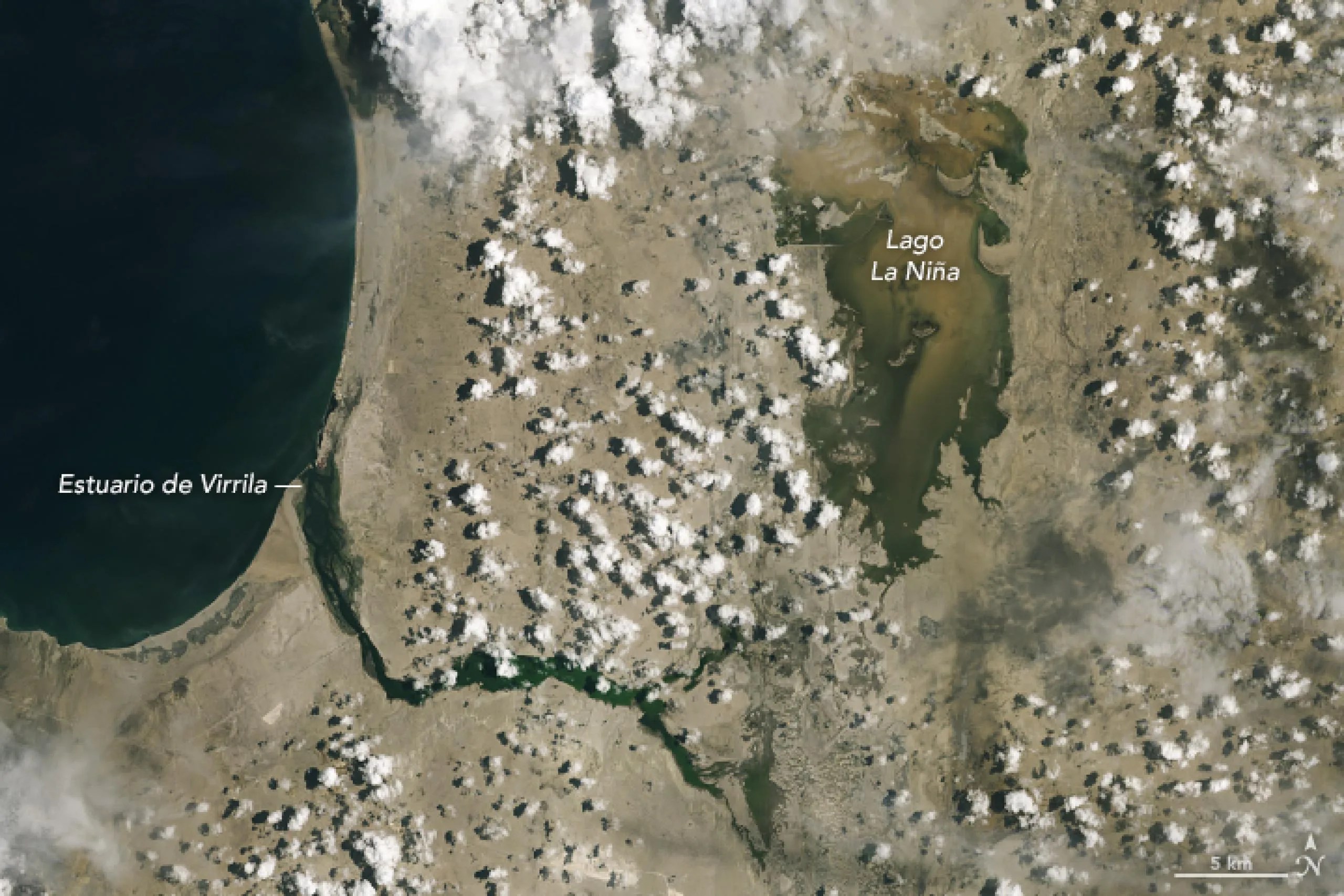 Imagen del satélite Landsat que muestra el agua adicional que se acumuló en el Lago La Niña, una laguna efímera que se llena cuando las lluvias son inusualmente fuertes y se inundan los ríos cercanos Piura y La Leche, en Perú. Esta imagen muestra la laguna el 12 de marzo de 2023, cuando esta se llenó con el agua de las crecidas.